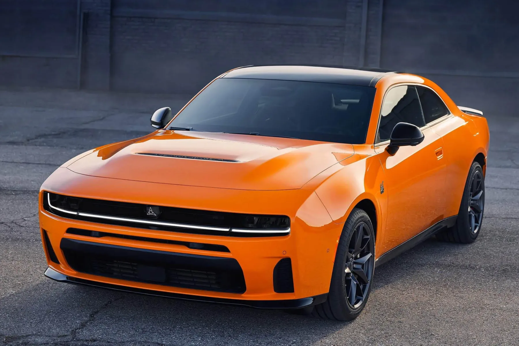 2026 Dodge Charger Scat Pack SIXPACK – twin‑turbo vrstni šestak, 550 hp (410 kW), AWD in 3,9 s do 60 mph