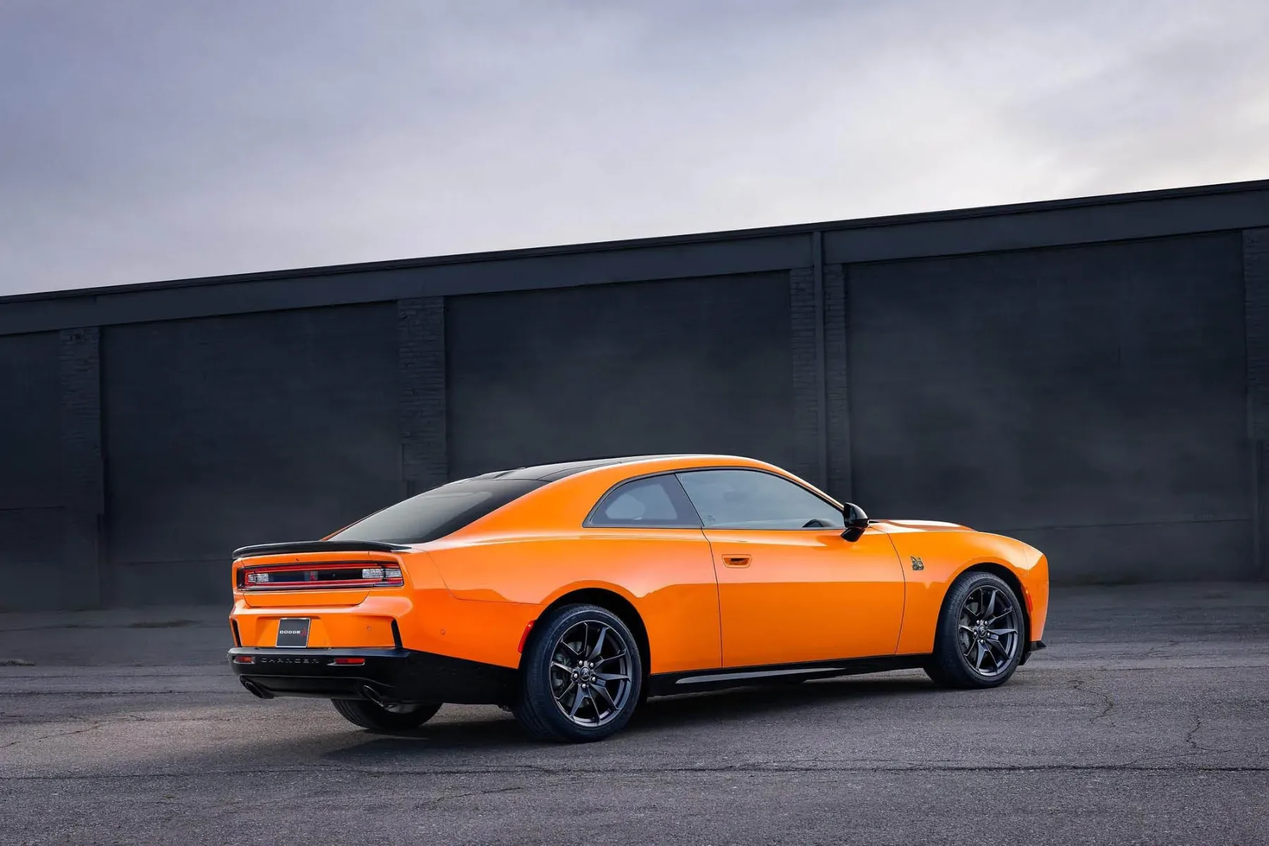 2026 Dodge Charger Scat Pack SIXPACK – twin‑turbo vrstni šestak, 550 hp (410 kW), AWD in 3,9 s do 60 mph