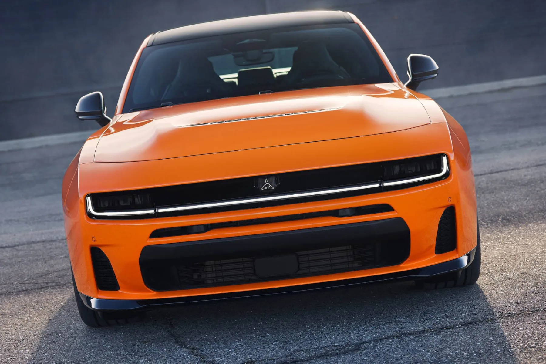 2026 Dodge Charger Scat Pack SIXPACK – twin‑turbo vrstni šestak, 550 hp (410 kW), AWD in 3,9 s do 60 mph