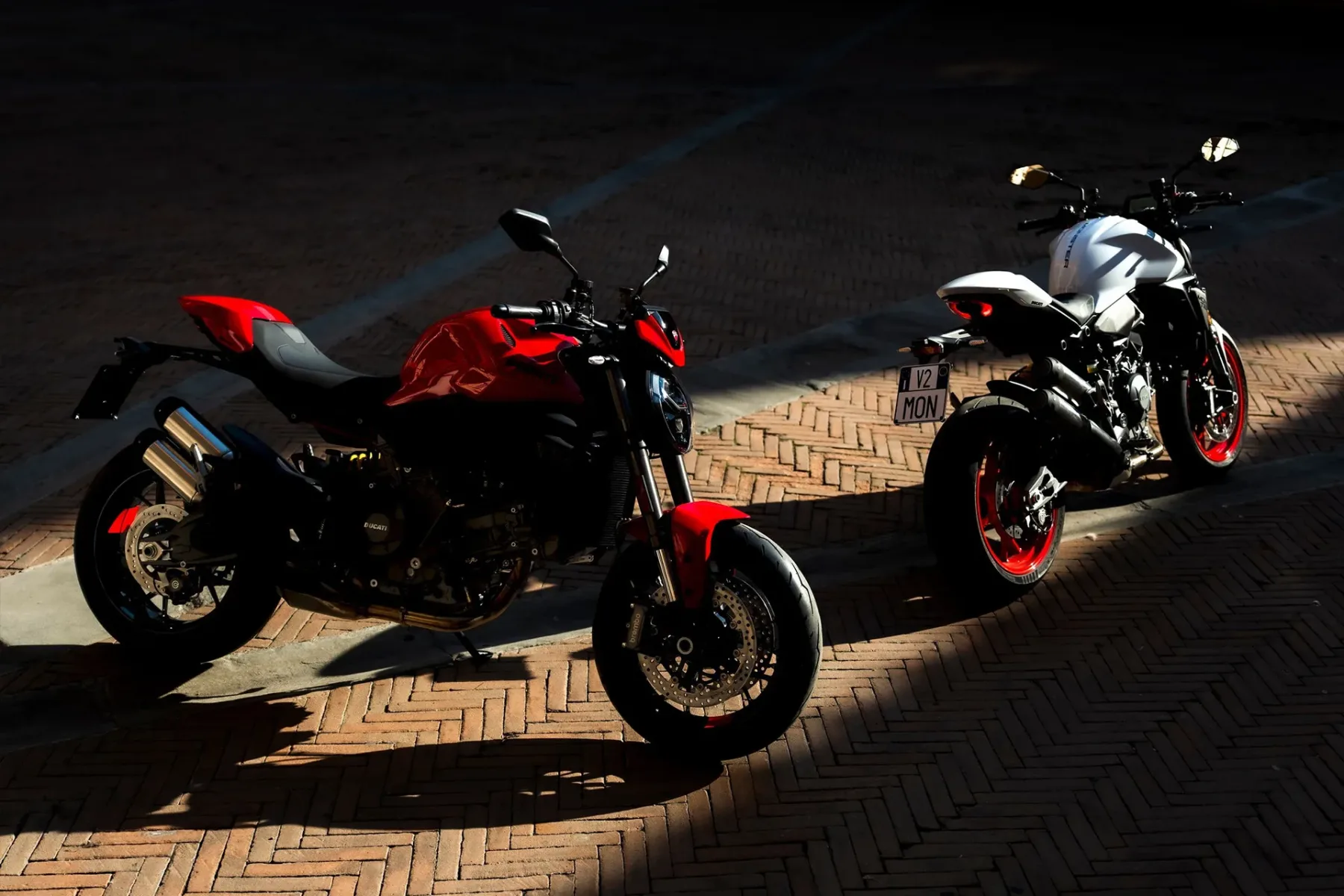 2026 Ducati Monster V2: Ikona, ki še vedno grize z italijanskim srcem