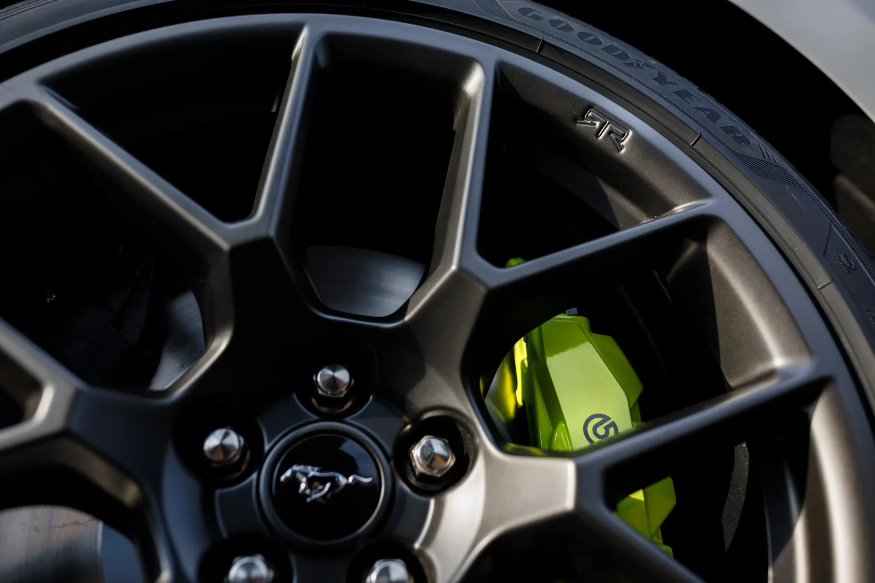 2026 Ford Mustang EcoBoost RTR: Drsni kralj iz tovarne, ki obljublja kaos