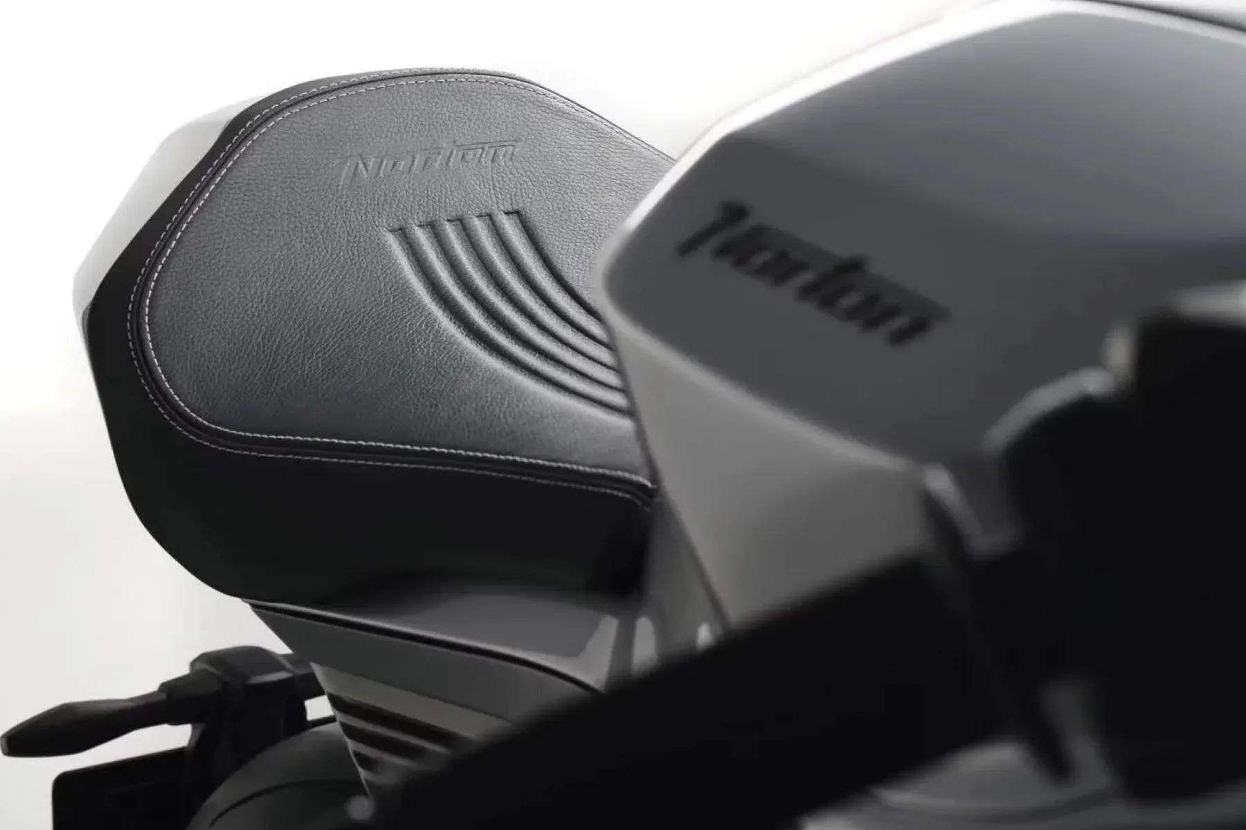 2026 Norton Manx R – britanski povratek med 200 »konjske« superbike, brez krilc, veliko karakterja in stilom
