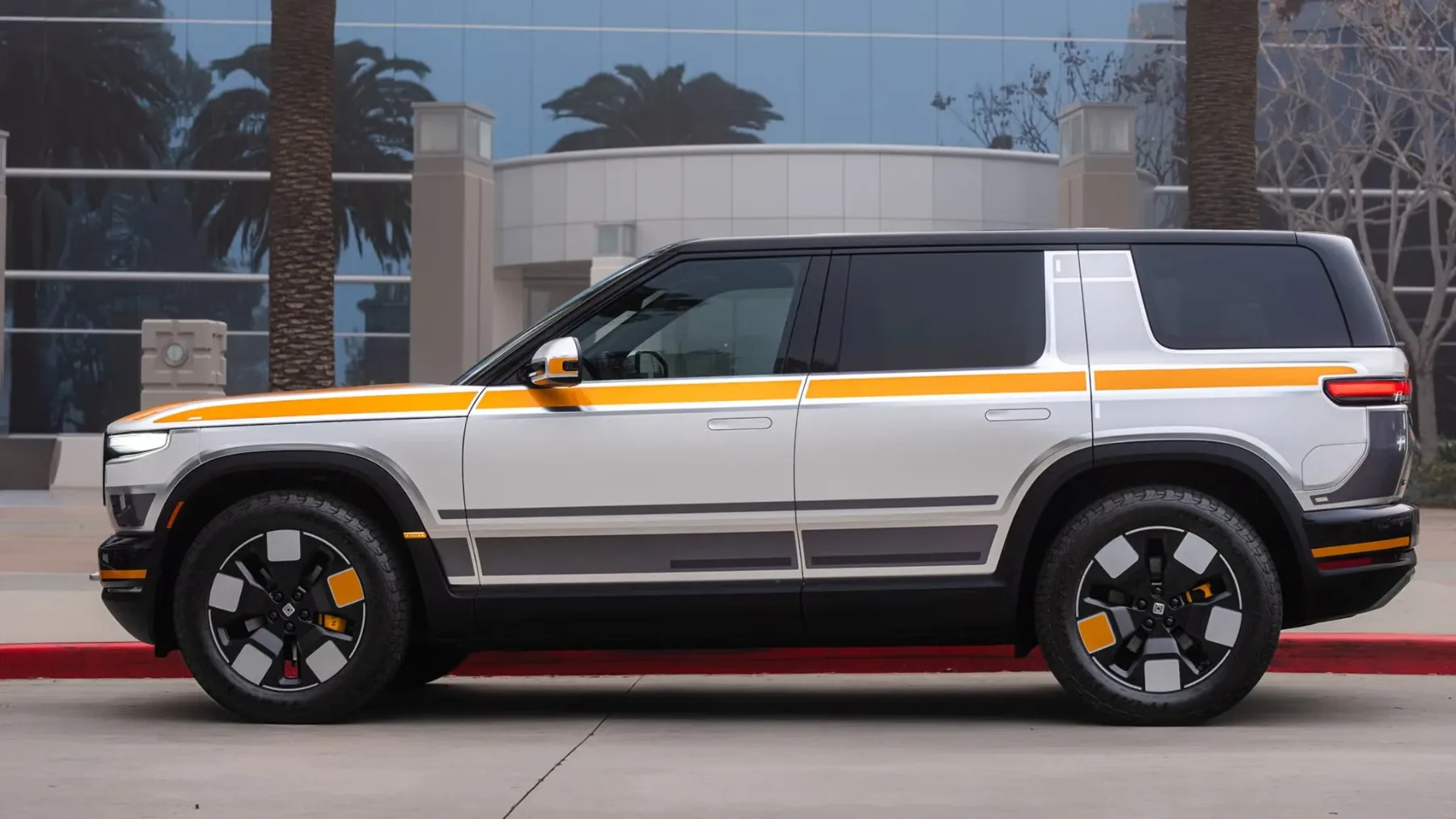 2026 Rivian R2: Ameriški »Baby« SUV, ki želi ubiti Teslo Model Y in pri tem ostati kulska avantura