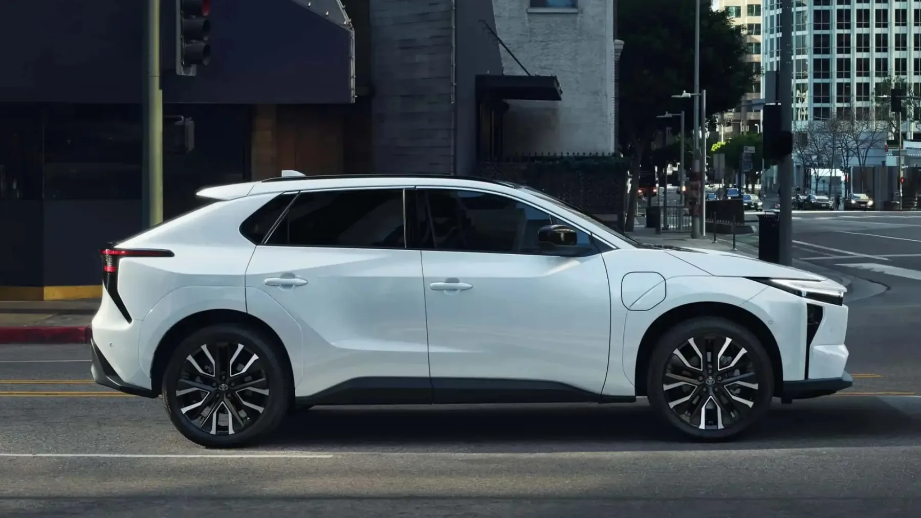 2026 Toyota bZ: Japonski električni comeback, ki ga nismo pričakovali (a ga morda končno želimo)