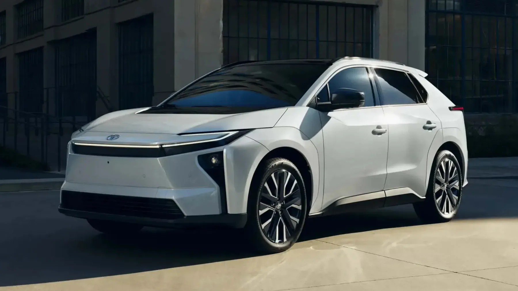 2026 Toyota bZ: Japonski električni comeback, ki ga nismo pričakovali (a ga morda končno želimo)