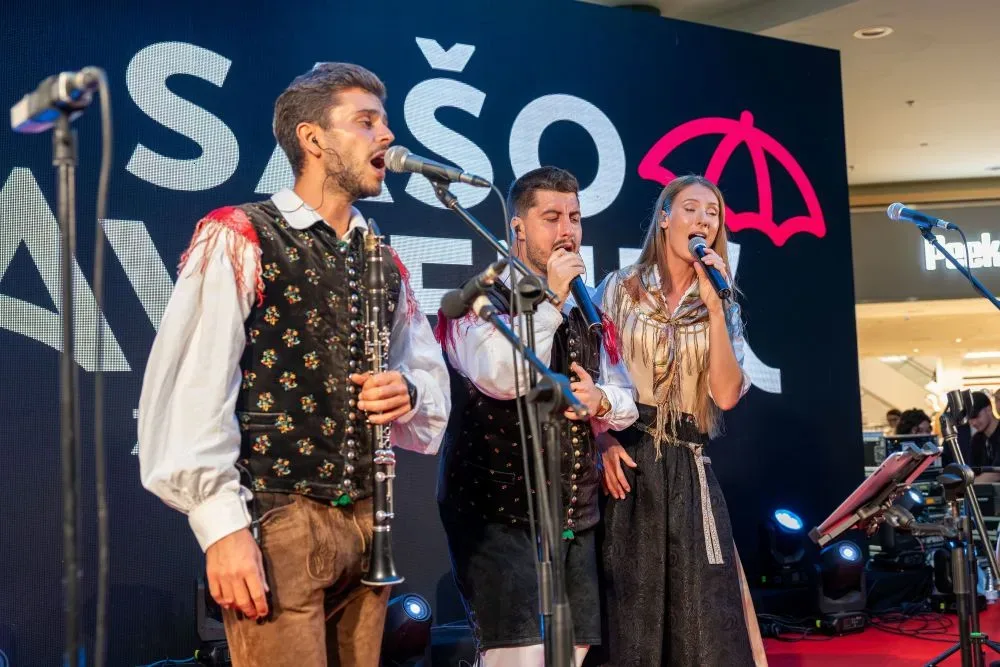 Ansambel Saša Avsenika je v četrtek, 3. 9., poskrbel za večer, prežet s slovensko glasbeno tradicijo. / Foto: Mediaspeed