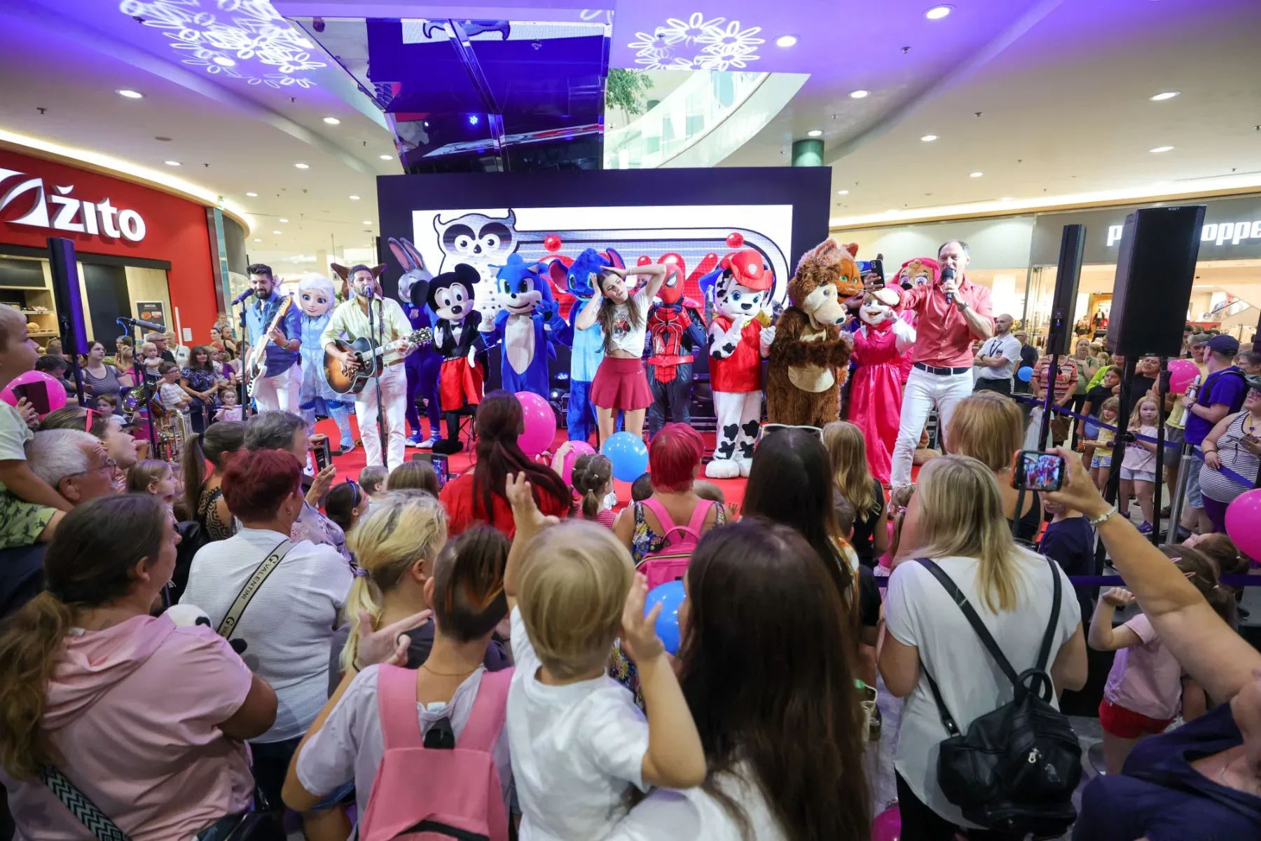 Čuki so skupaj z maskotami poskrbeli za petje, ples in dobro voljo. / Foto: Mediaspeed