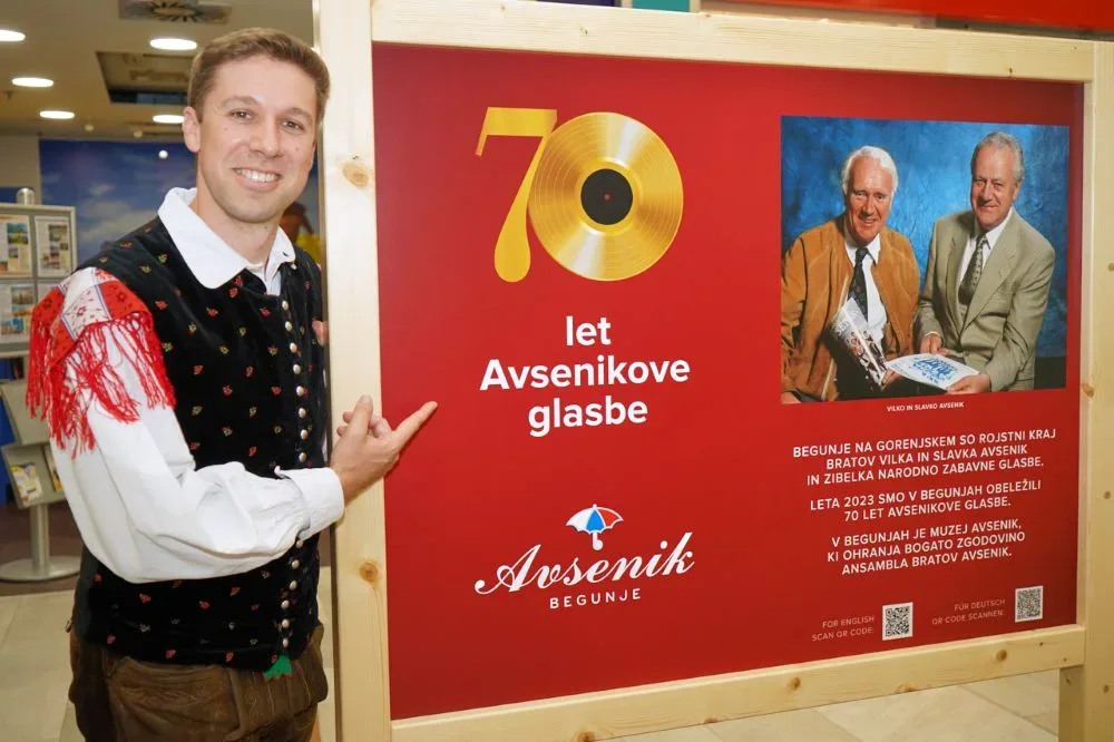Nastop je spremljala razstava »70 let Avsenikove glasbe«. / Foto: Bojan Mihalič