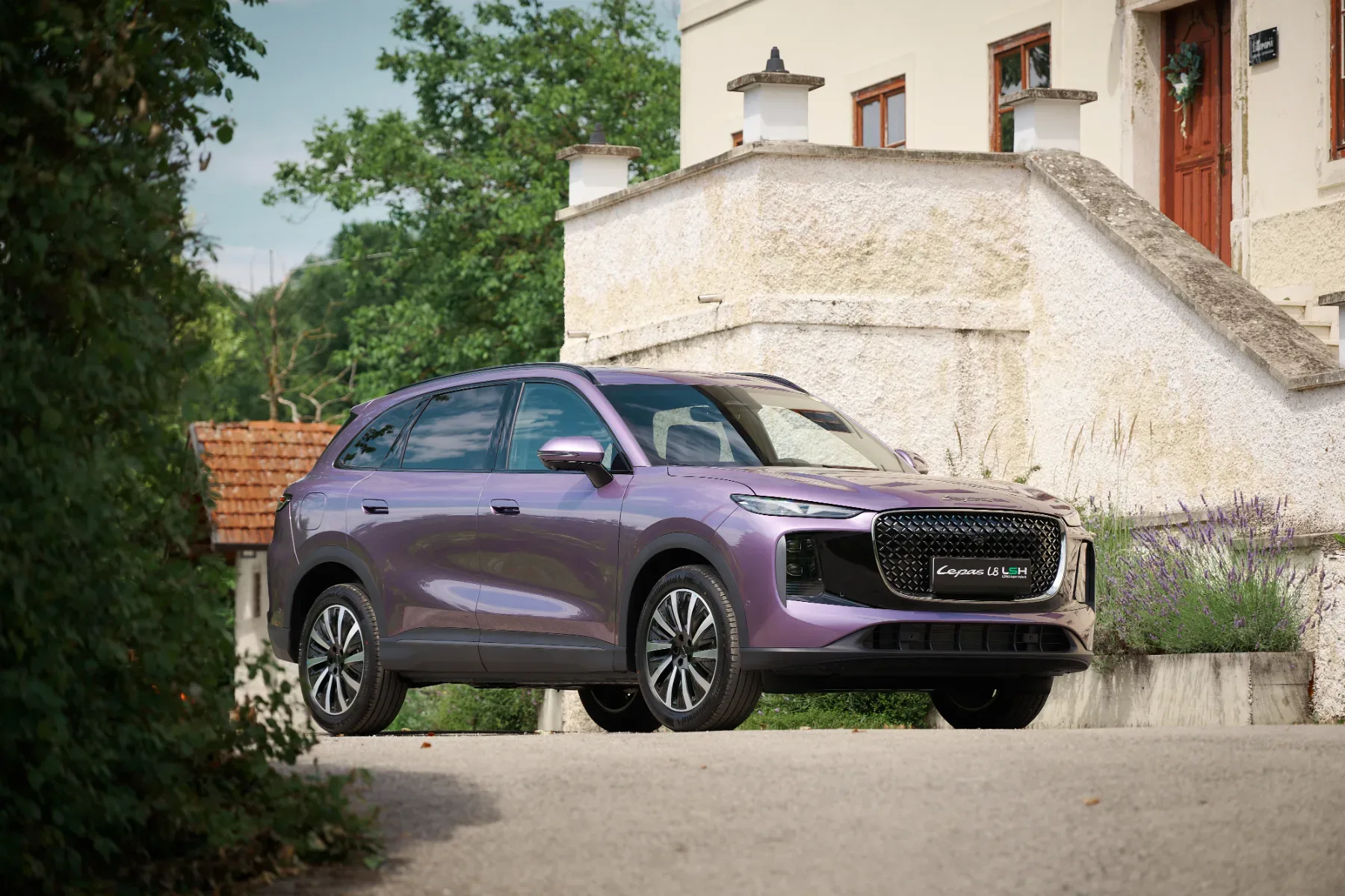 Znane so slovenske cene za LEPAS L8 PHEV: Hibridna eleganca od 40.990 evrov dalje