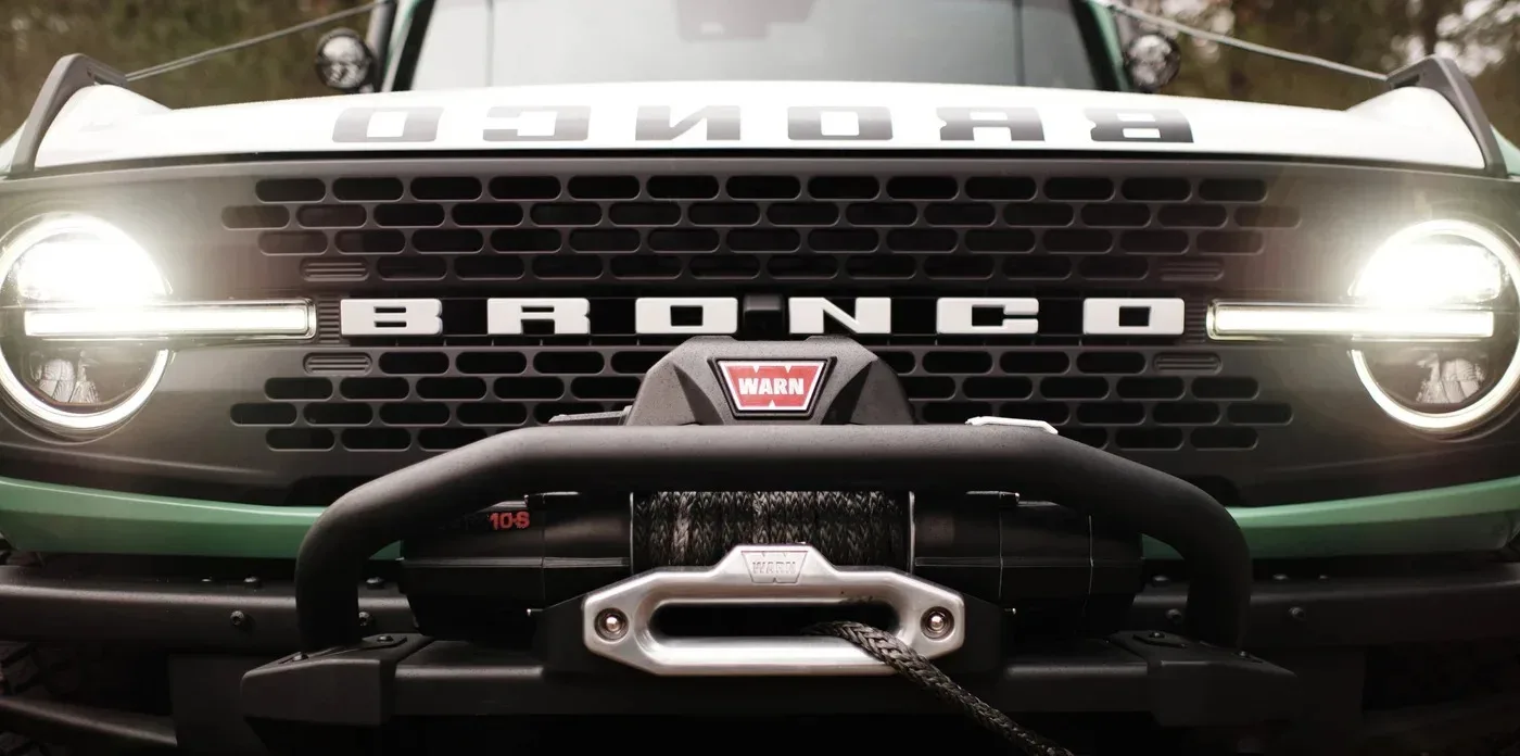 2027 Ford Bronco Filson: Ko se divji Raptor preobleče v medenino in prestižno usnje