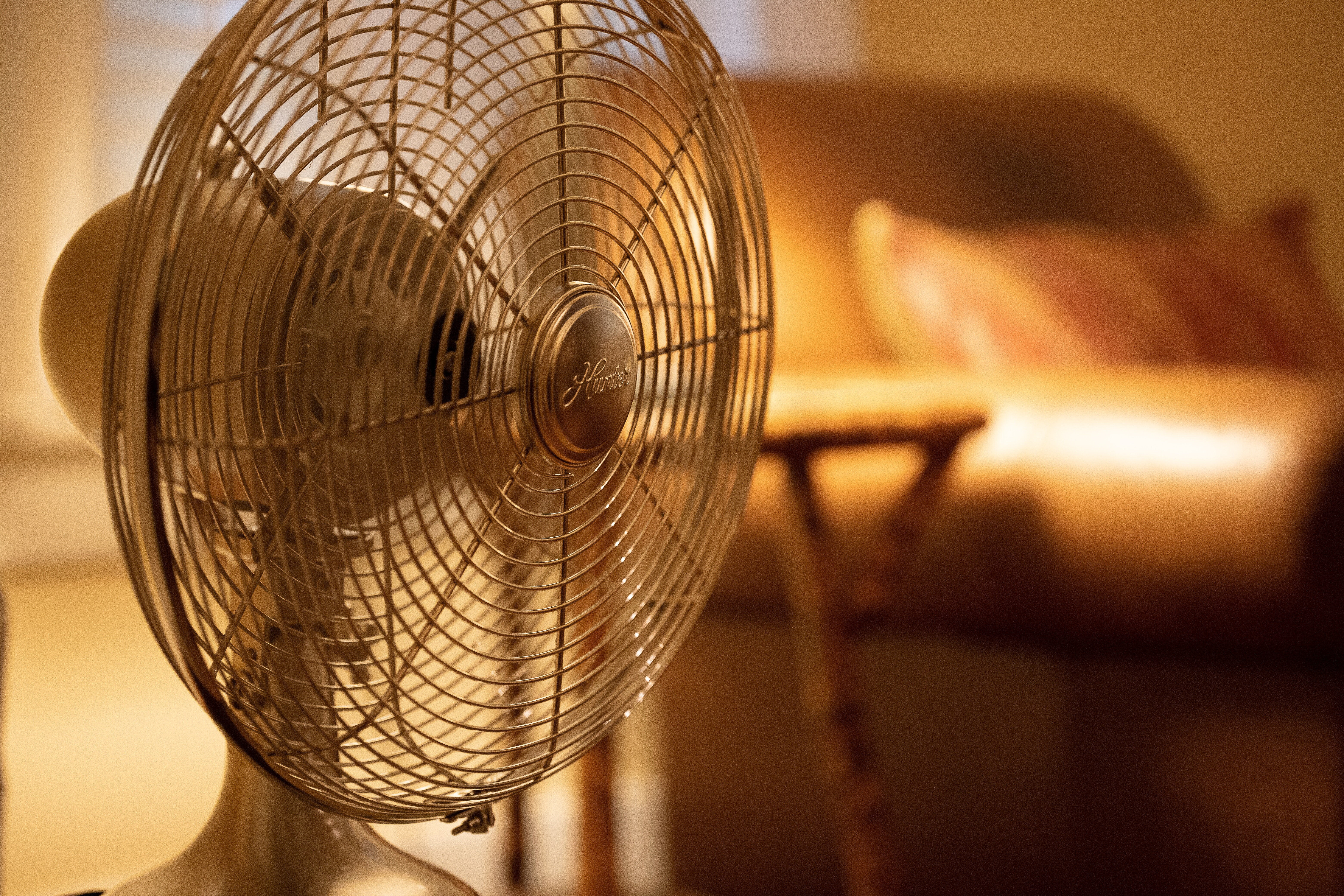 3 enostavni načini, kako ventilator spremenite v učinkovito klimatsko napravo