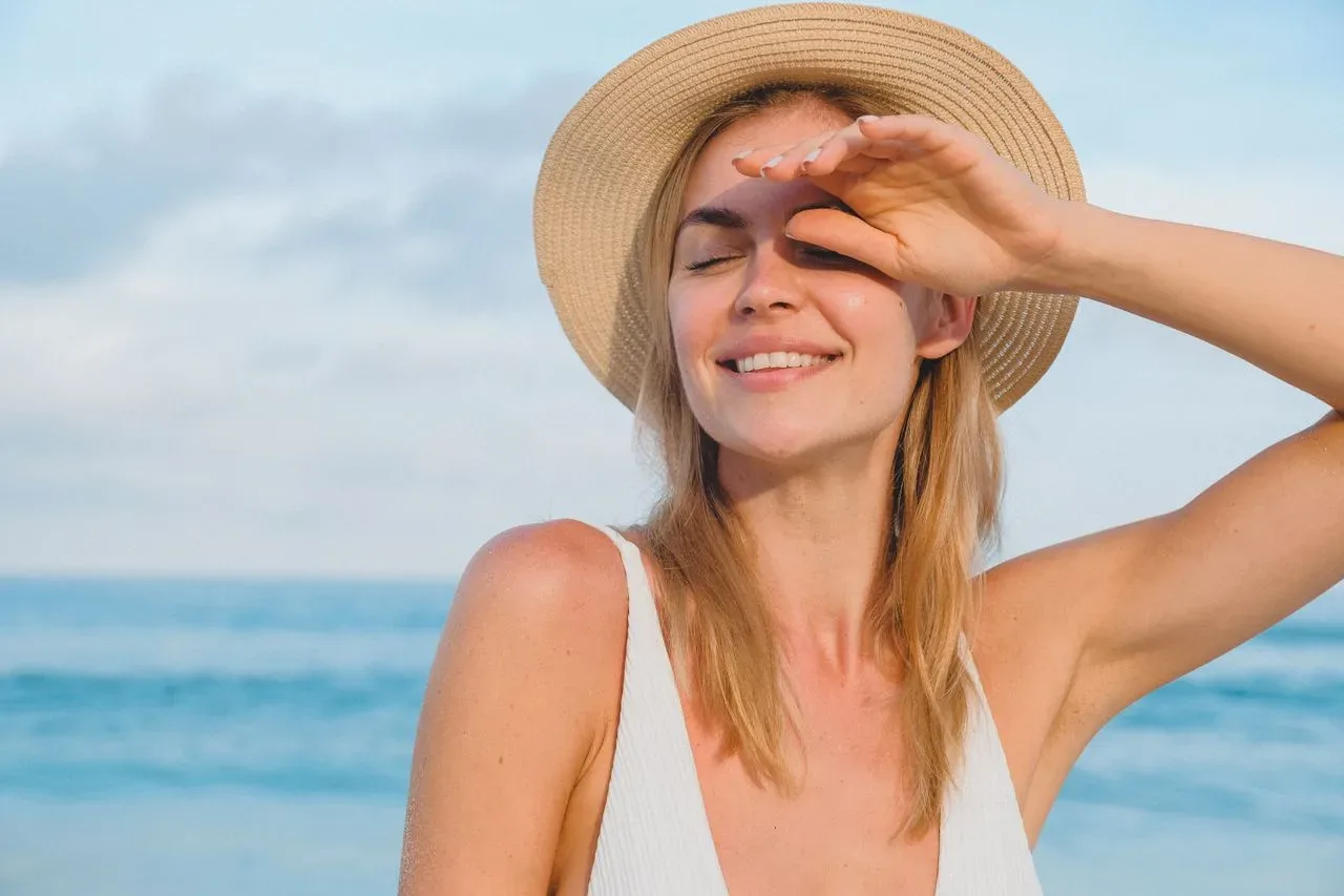 3 mesta na obrazu, kamor skoraj nihče ne nanese SPF kreme – tam pa sonce najhitreje pusti sledi