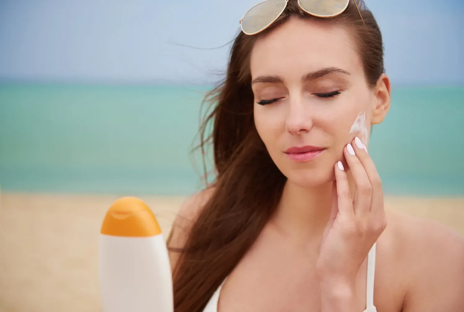 3 mesta na obrazu, kamor skoraj nihče ne nanese SPF kreme – tam pa sonce najhitreje pusti sledi