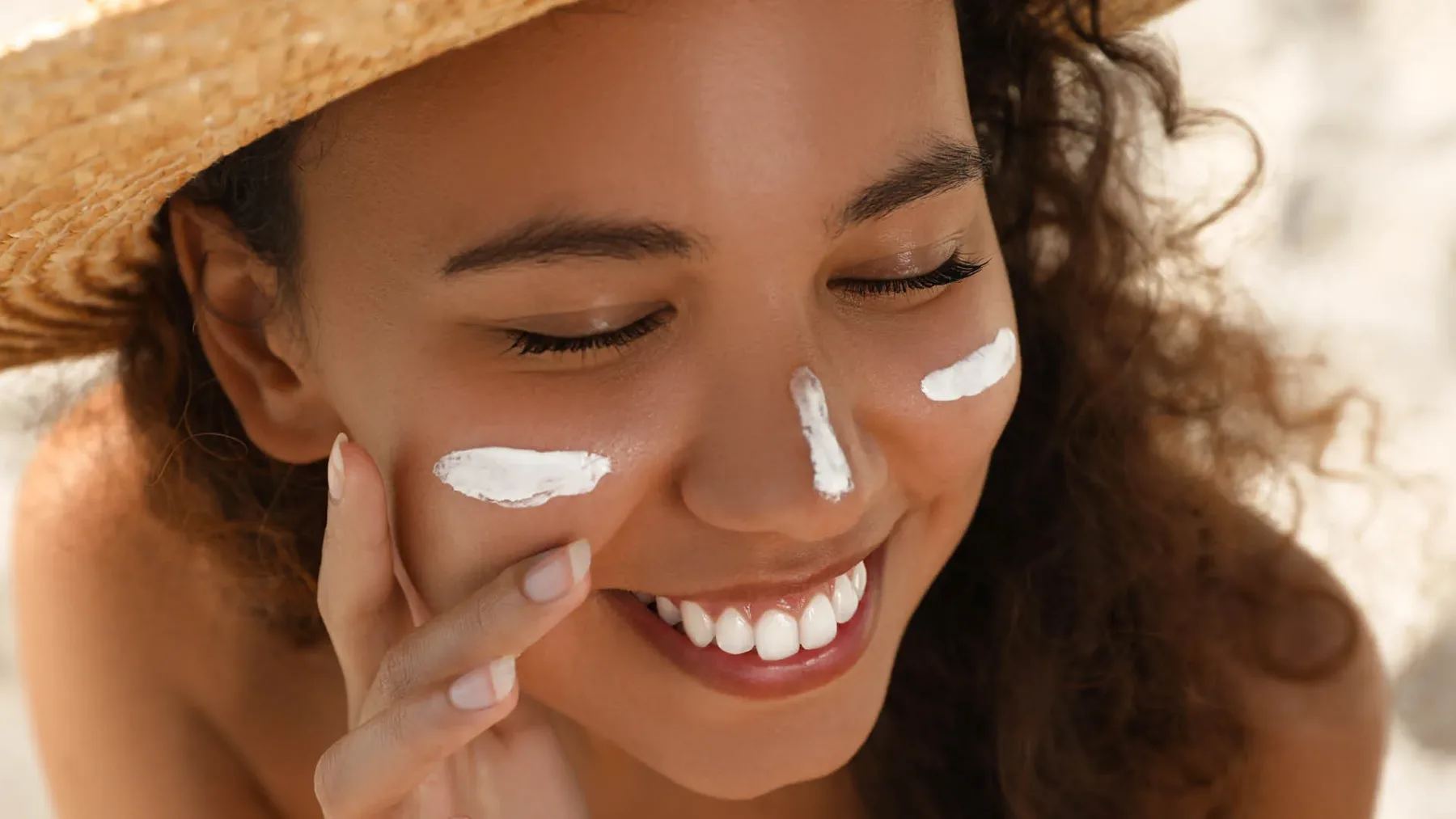 3 mesta na obrazu, kamor skoraj nihče ne nanese SPF kreme – tam pa sonce najhitreje pusti sledi