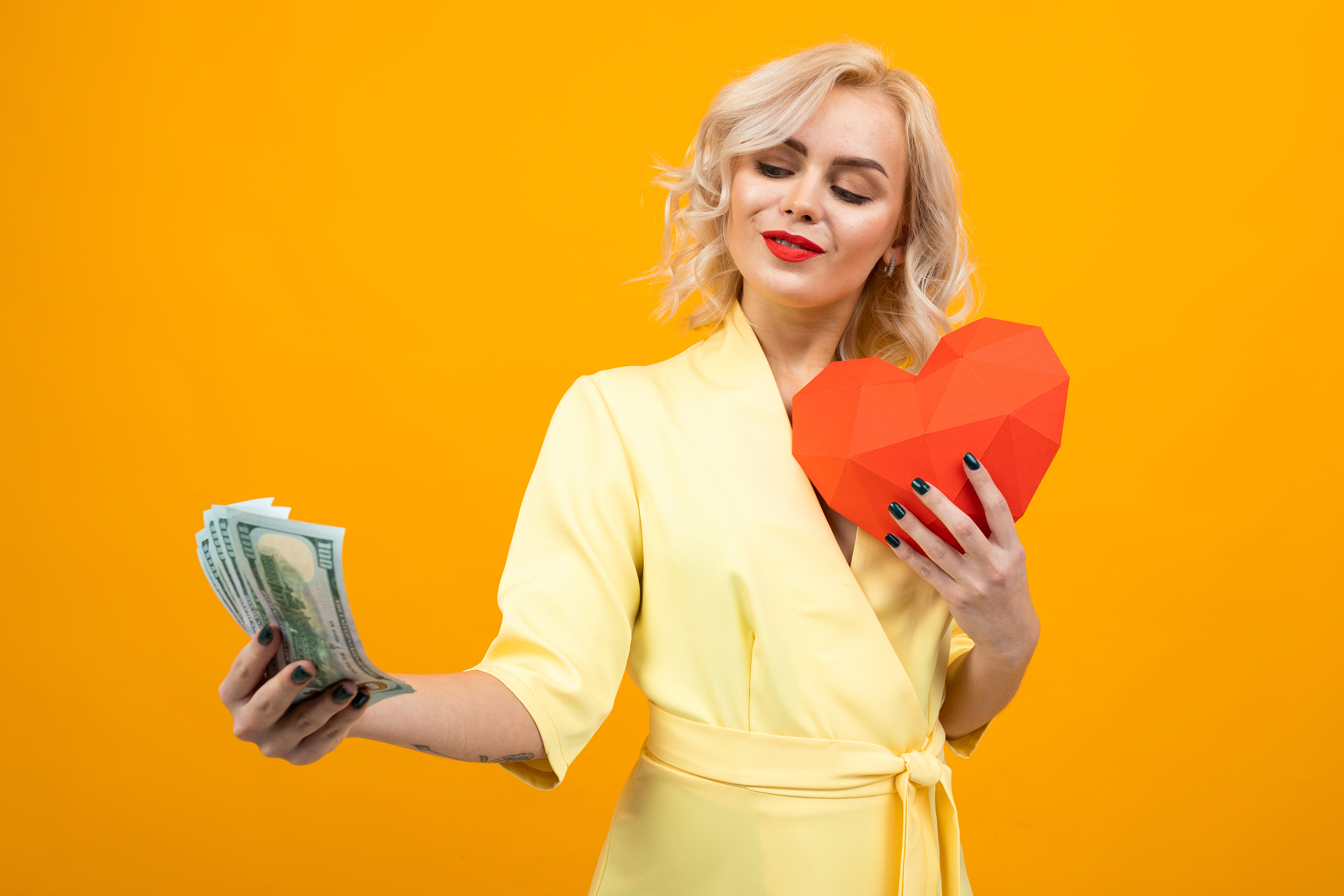 4 astrološka znamenja, ki bodo aprila morala sprejeti usodno odločitev – denar ali ljubezen?