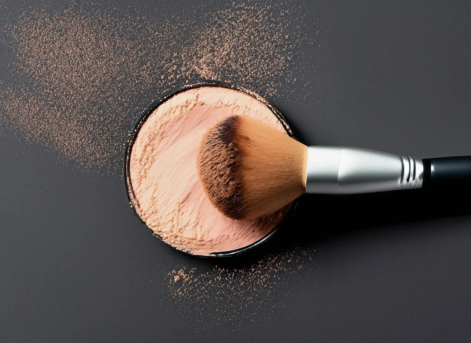 4 make-up triki, ki jih vizažisti skrivajo: v 5 minutah skrijete gube, dvignete veke in ustvarite popolno polt – brez stresa in brez novih izdelkov!
