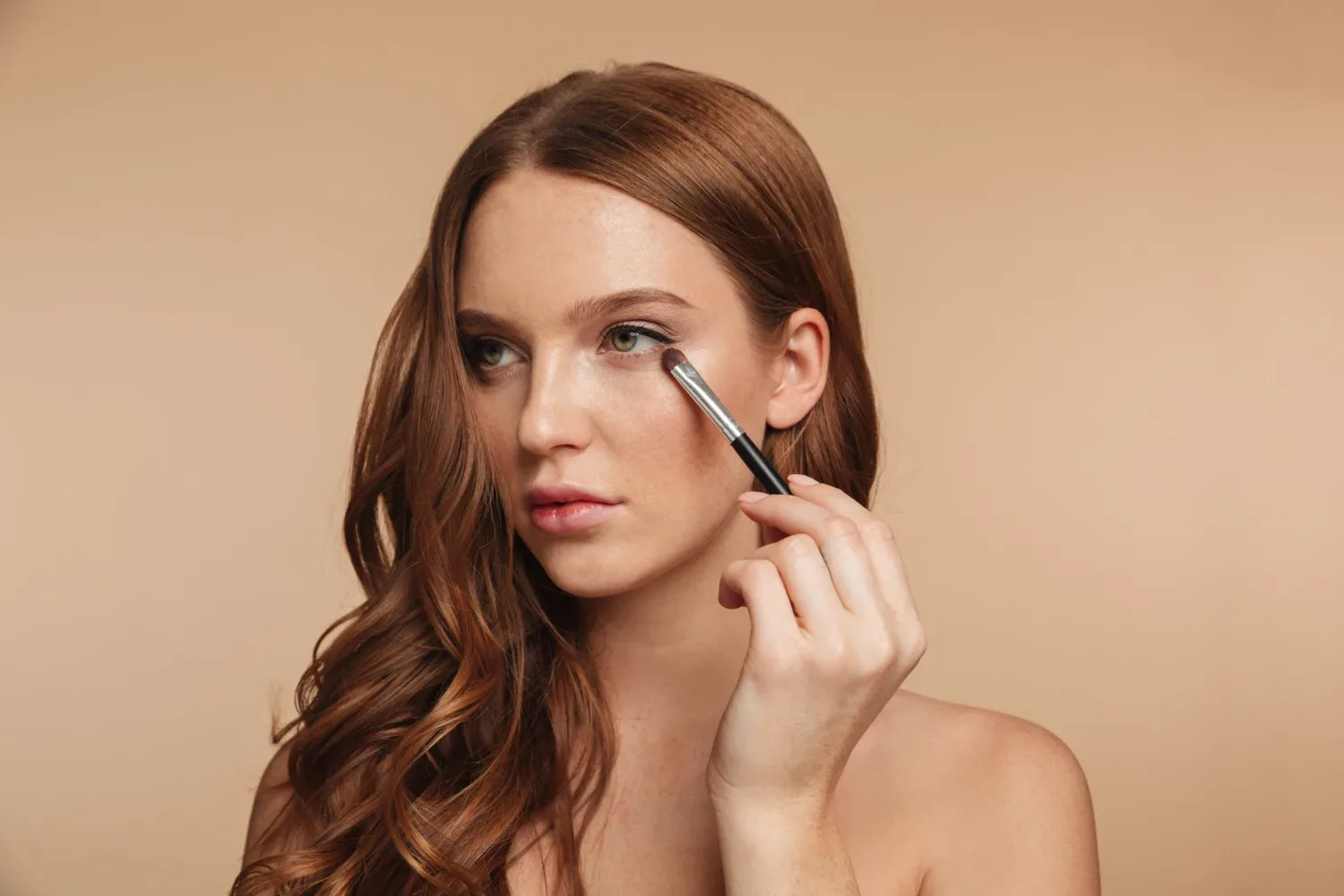 4 make-up triki, ki jih vizažisti skrivajo: v 5 minutah skrijete gube, dvignete veke in ustvarite popolno polt – brez stresa in brez novih izdelkov!