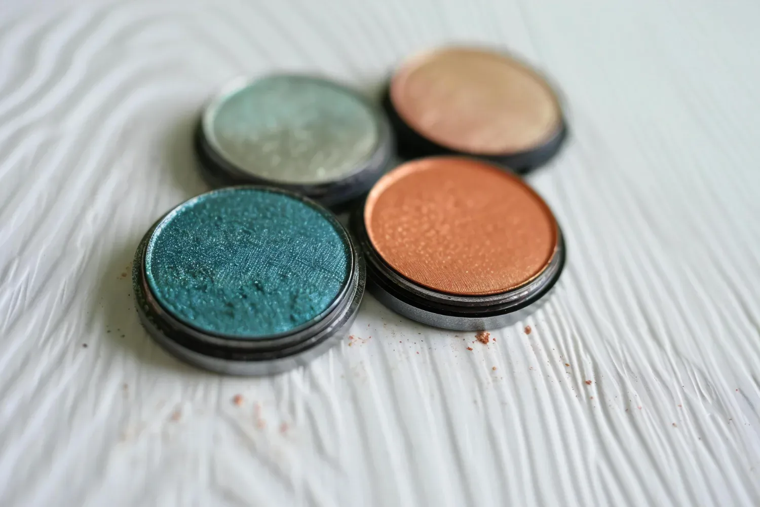 4 make-up triki, ki jih vizažisti skrivajo: v 5 minutah skrijete gube, dvignete veke in ustvarite popolno polt – brez stresa in brez novih izdelkov!