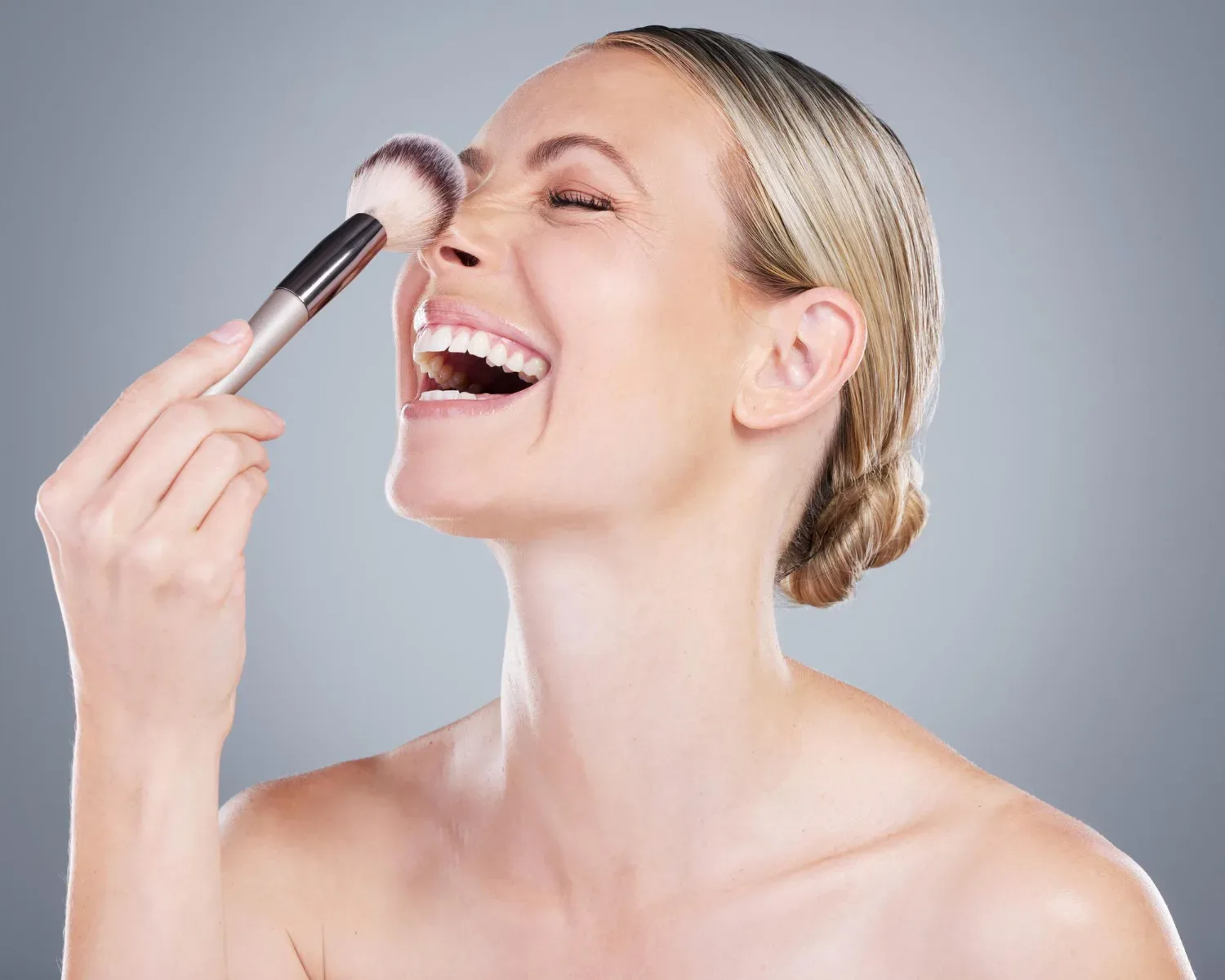 4 make-up triki, ki jih vizažisti skrivajo: v 5 minutah skrijete gube, dvignete veke in ustvarite popolno polt – brez stresa in brez novih izdelkov!