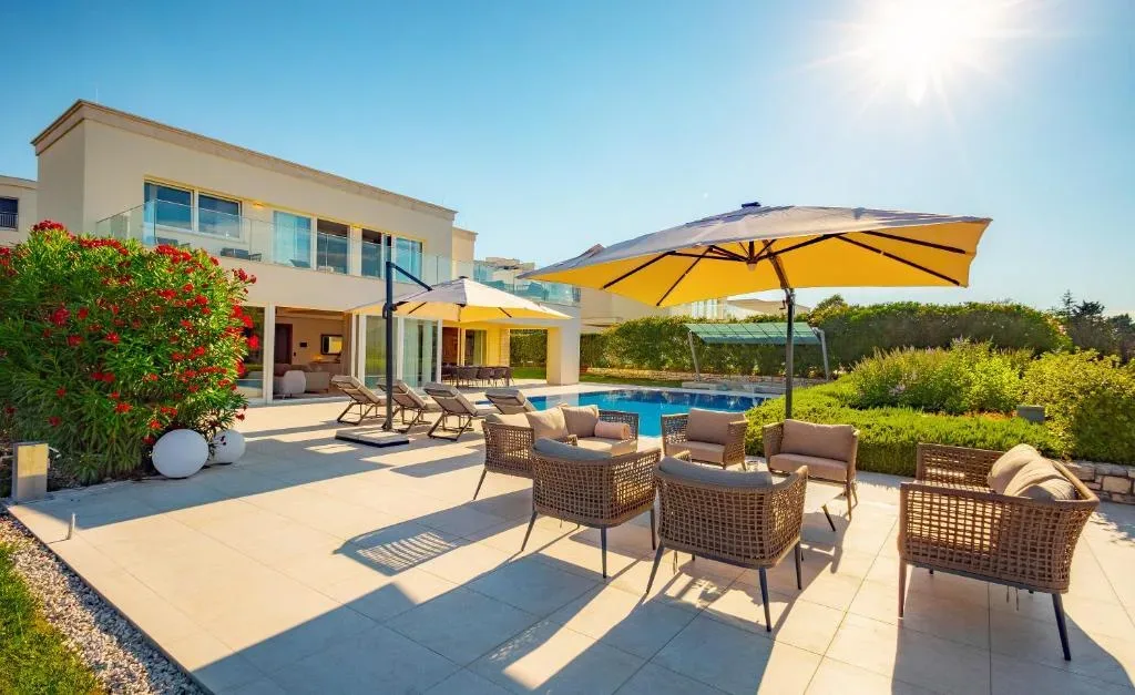 40.000 € za dopust 2025: TOP 5 najdražjih prestižnih vil na Hrvaškem + 1 hotel, kjer dopustujejo zvezdniki