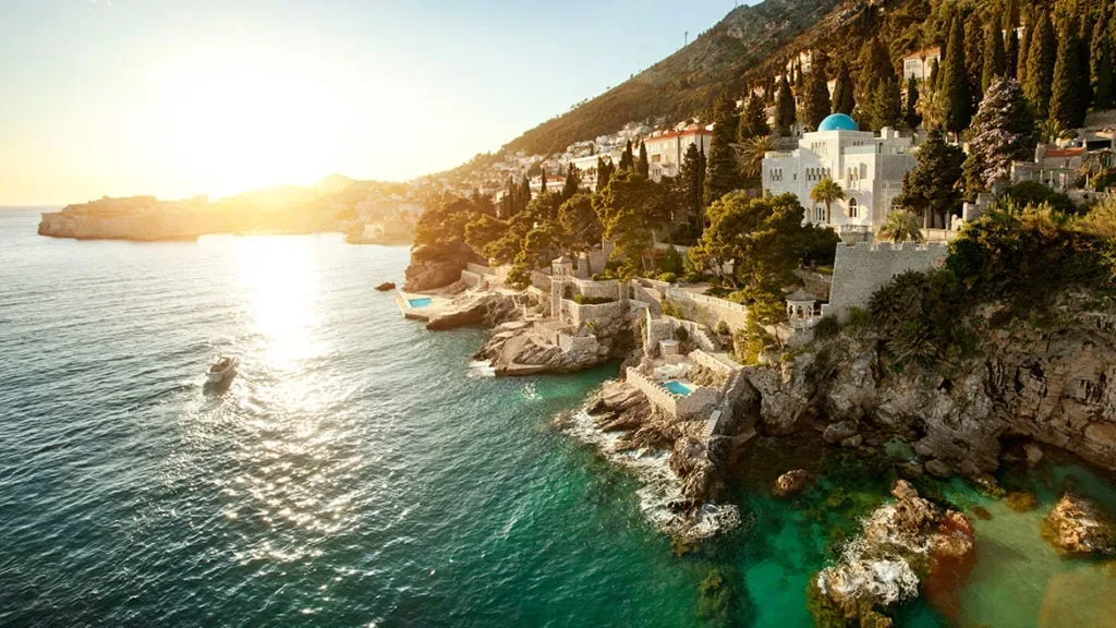 40.000 € za dopust 2025: TOP 5 najdražjih prestižnih vil na Hrvaškem + 1 hotel, kjer dopustujejo zvezdniki