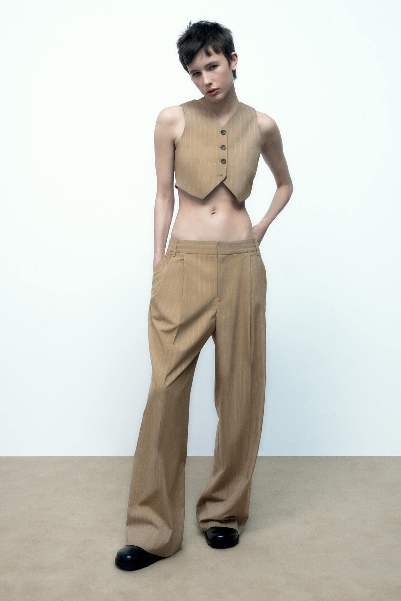 5 modelov ženskih hlač, ki jih bomo nosile v letu 2023