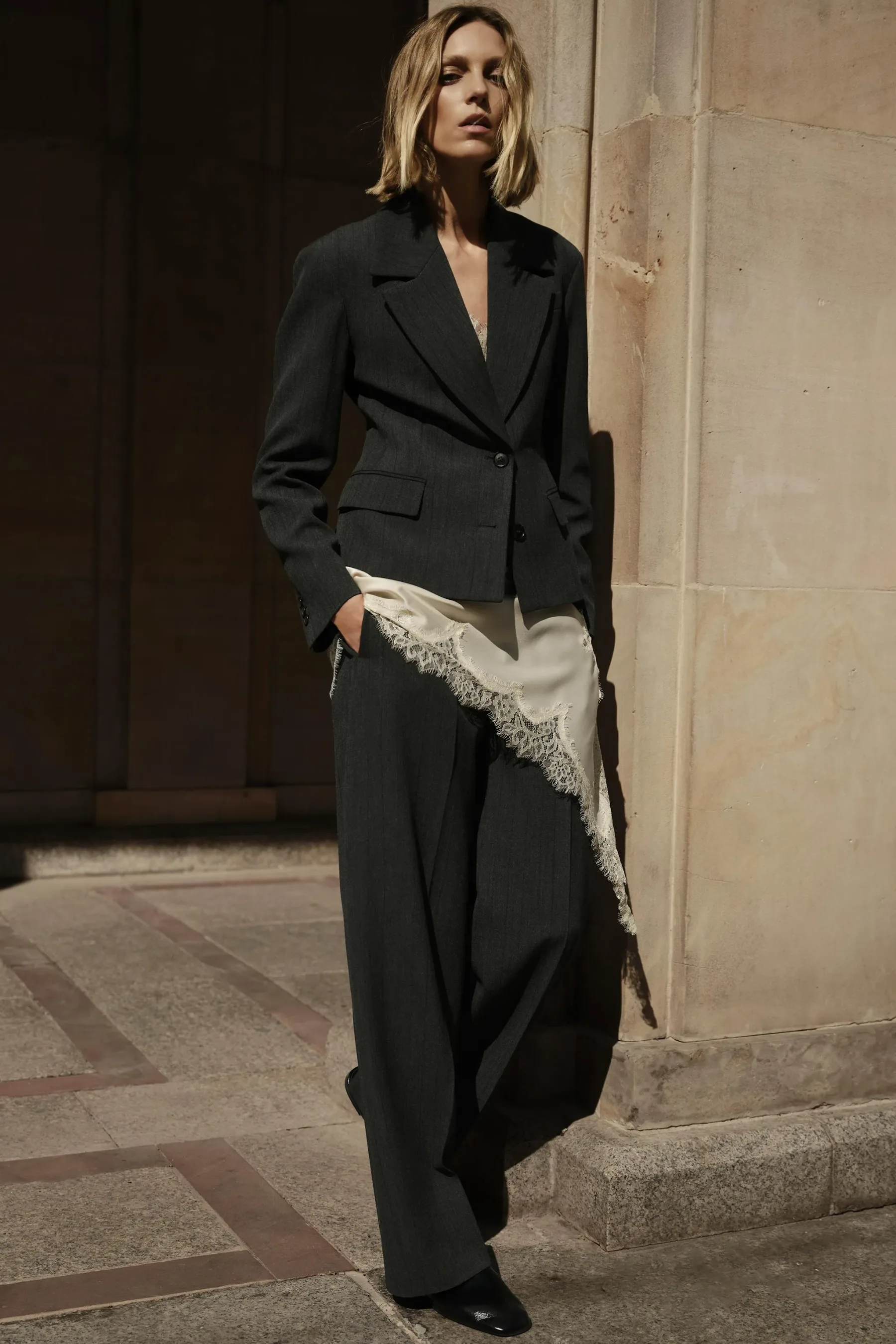 6 kul načinov, kako nositi viralen Zara lingerie top to zimo – tudi med prazničnimi žuri