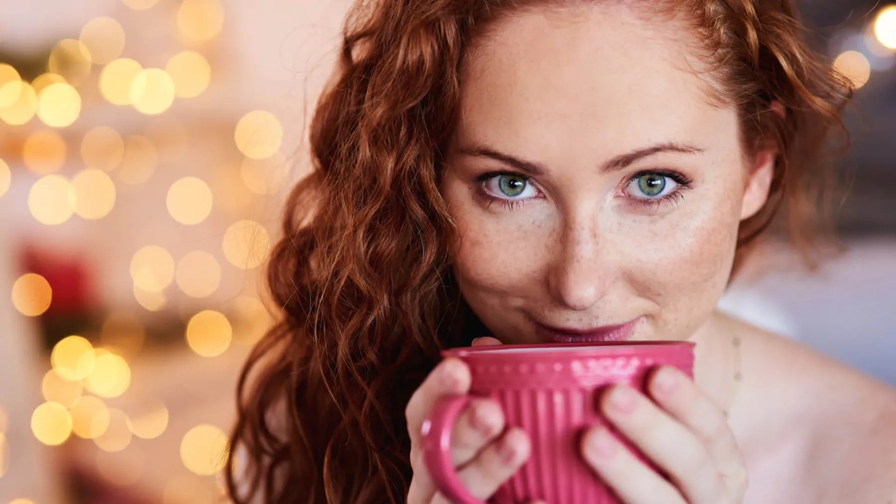 6 toplih napitkov, ki te uspavajo skoraj kot melatonin – potrjeno pri dietetikih