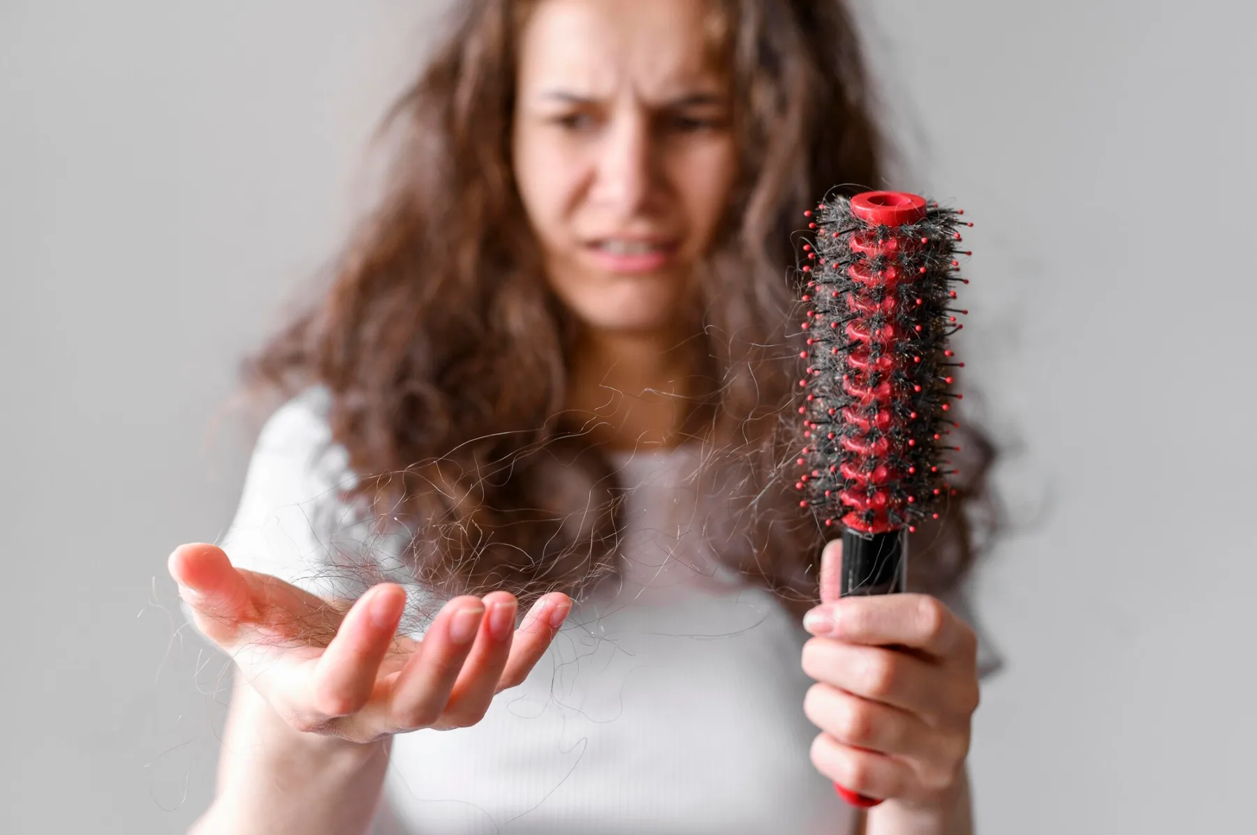 6 usodnih napak, ki povzročajo izpadanje las – in skoraj vsi delamo vsaj eno!