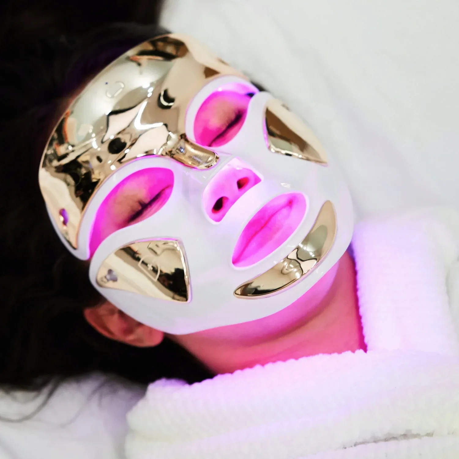 6x najboljše LED maske za obraz 2025, ki jih priporočajo dermatologi (in lepotni vplivneži) – za vidno pomlajeno kožo kar doma