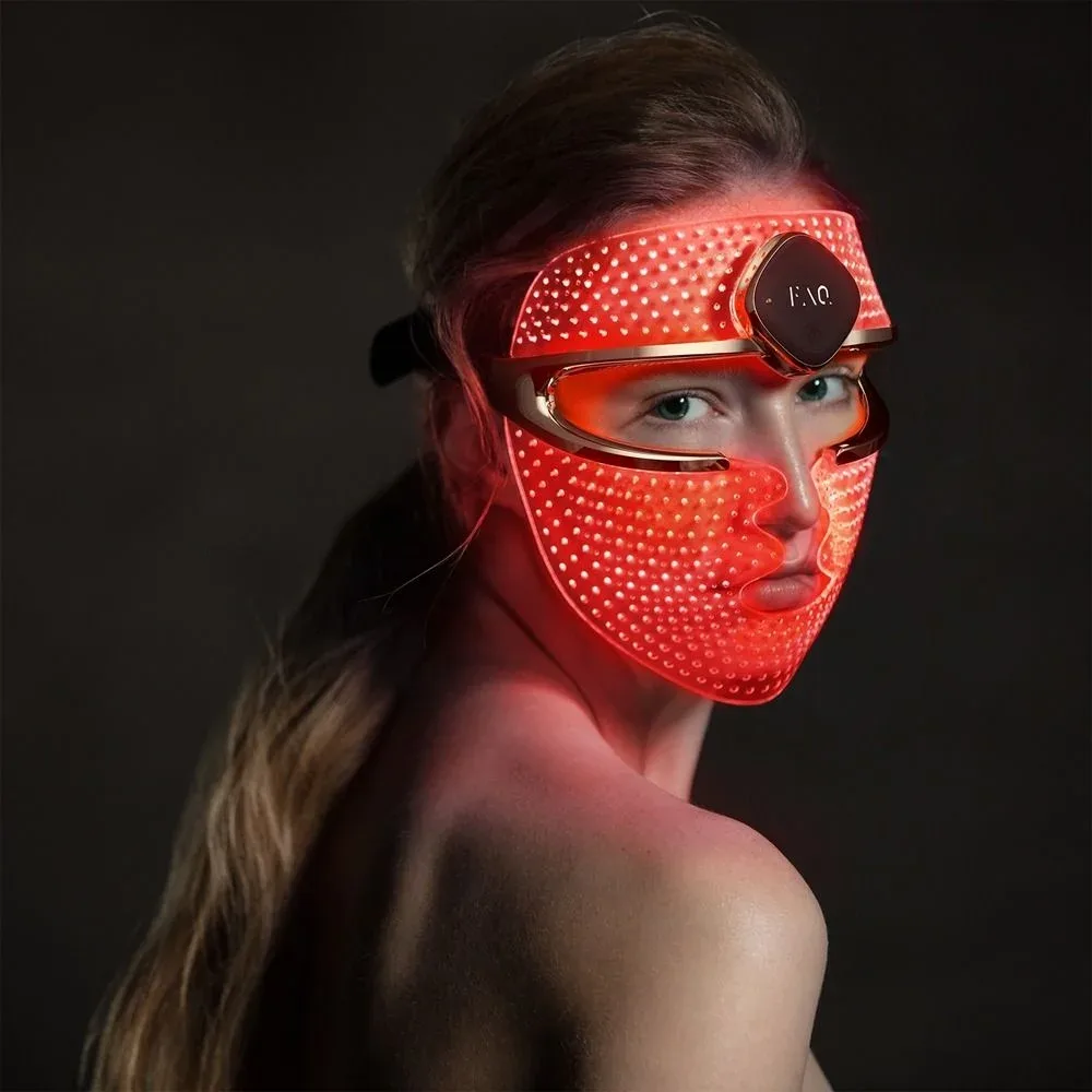 6x najboljše LED maske za obraz 2025, ki jih priporočajo dermatologi (in lepotni vplivneži) – za vidno pomlajeno kožo kar doma