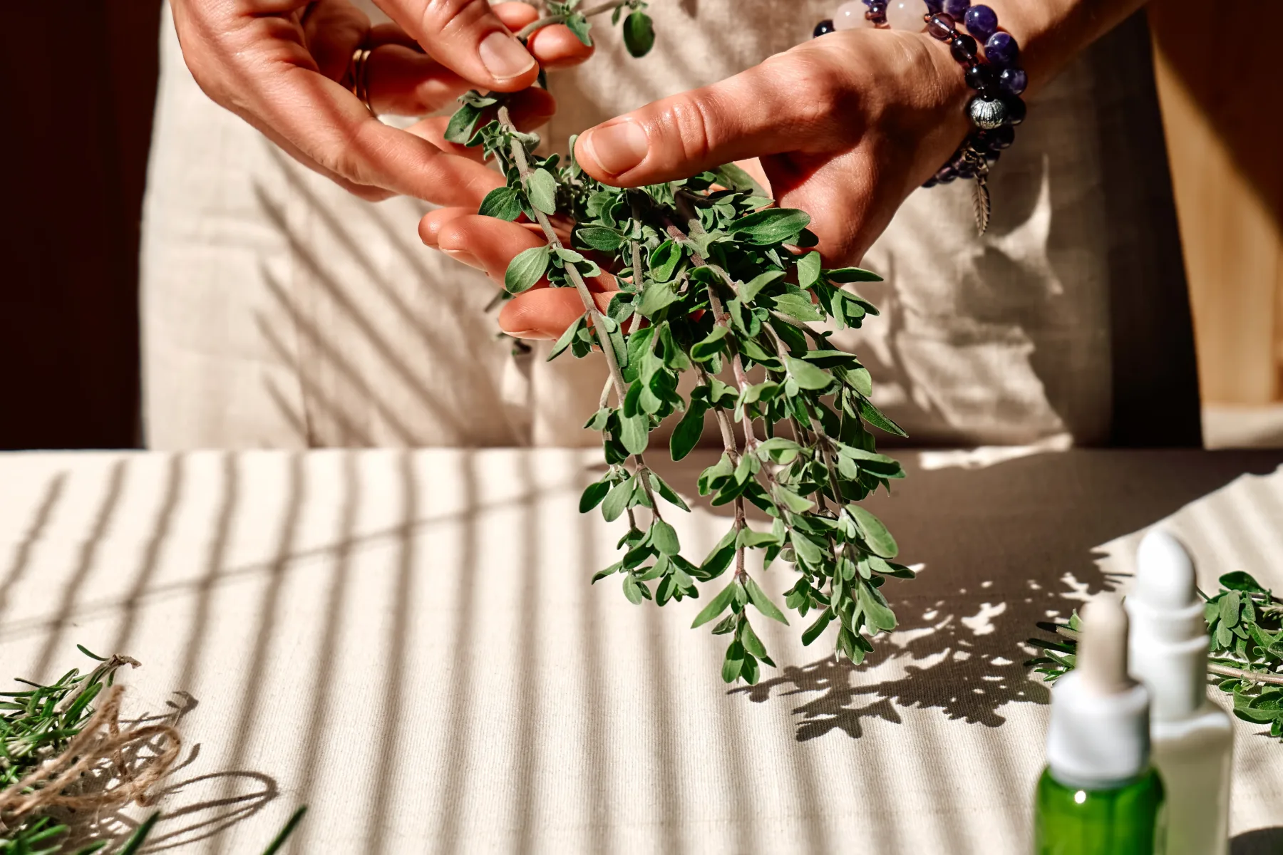 7 aromatičnih zelišč, ki odlično uspevajo v vodi – za urbane vrtičkarje z dišečim vrtičkom v kozarcu