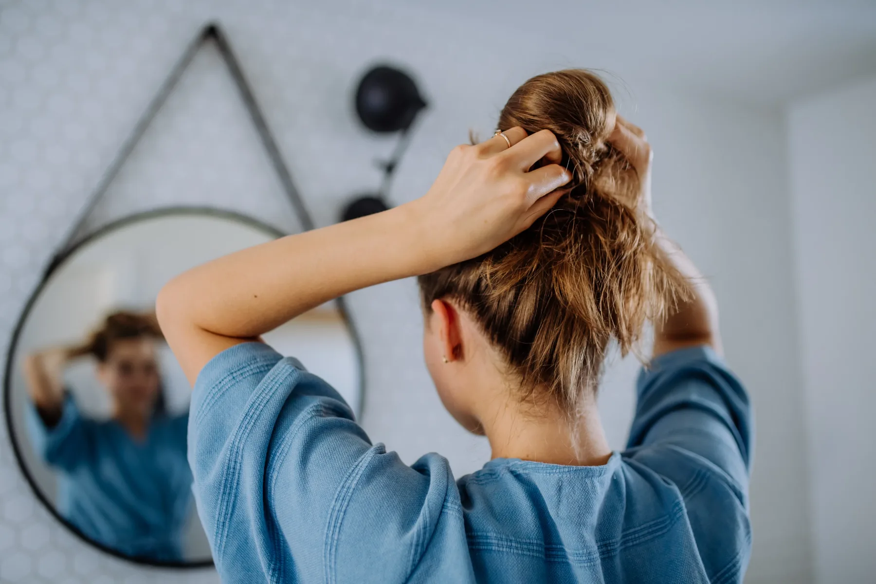 7 čudovitih frizur, ko imaš mastne lase – kako ‘bad hair day’ spremeniti v modni manifest