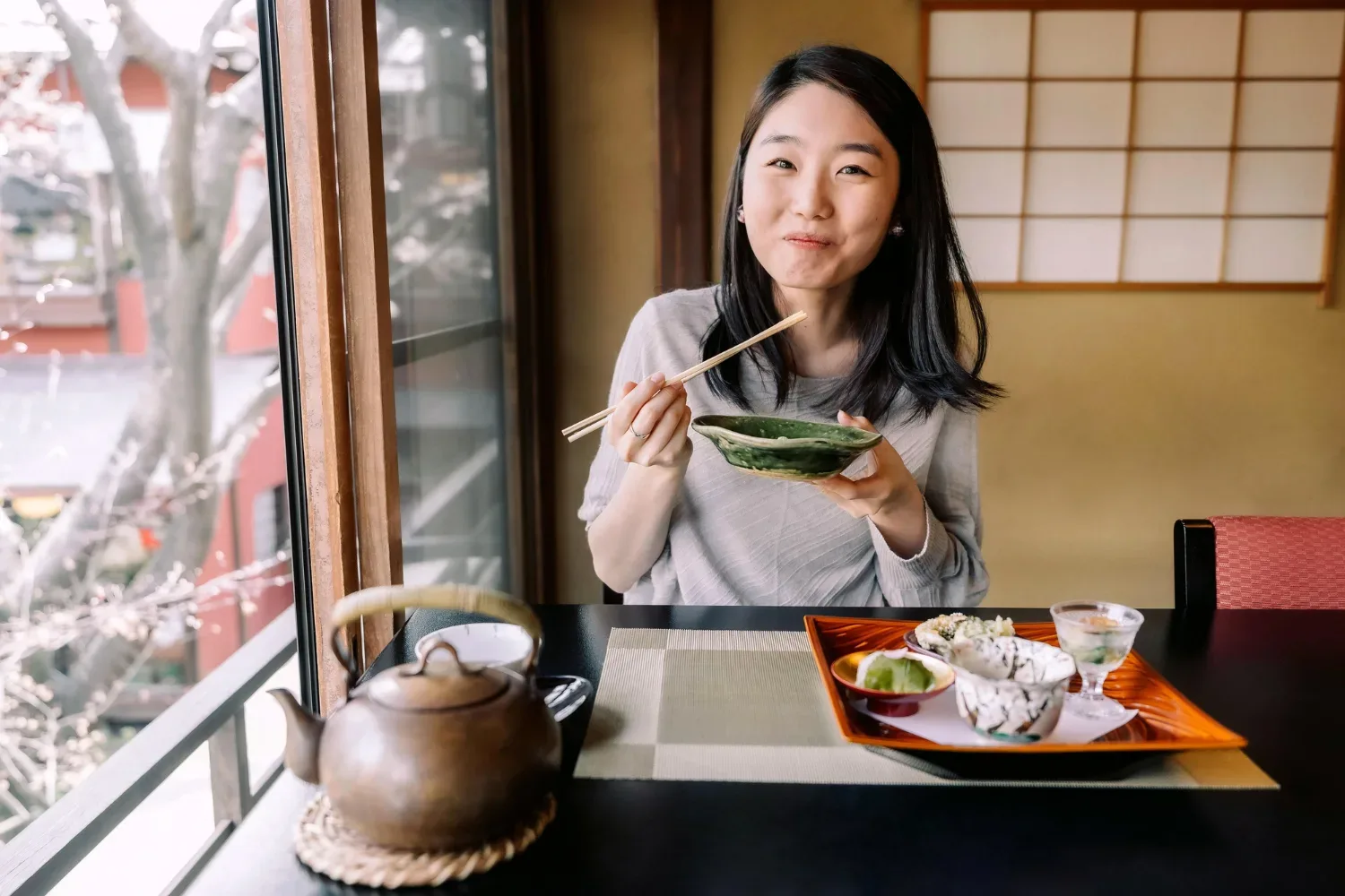 7 japonskih skrivnosti za dolgo življenje (in kako jih lahko prakticirate brez selitve v Kjoto)