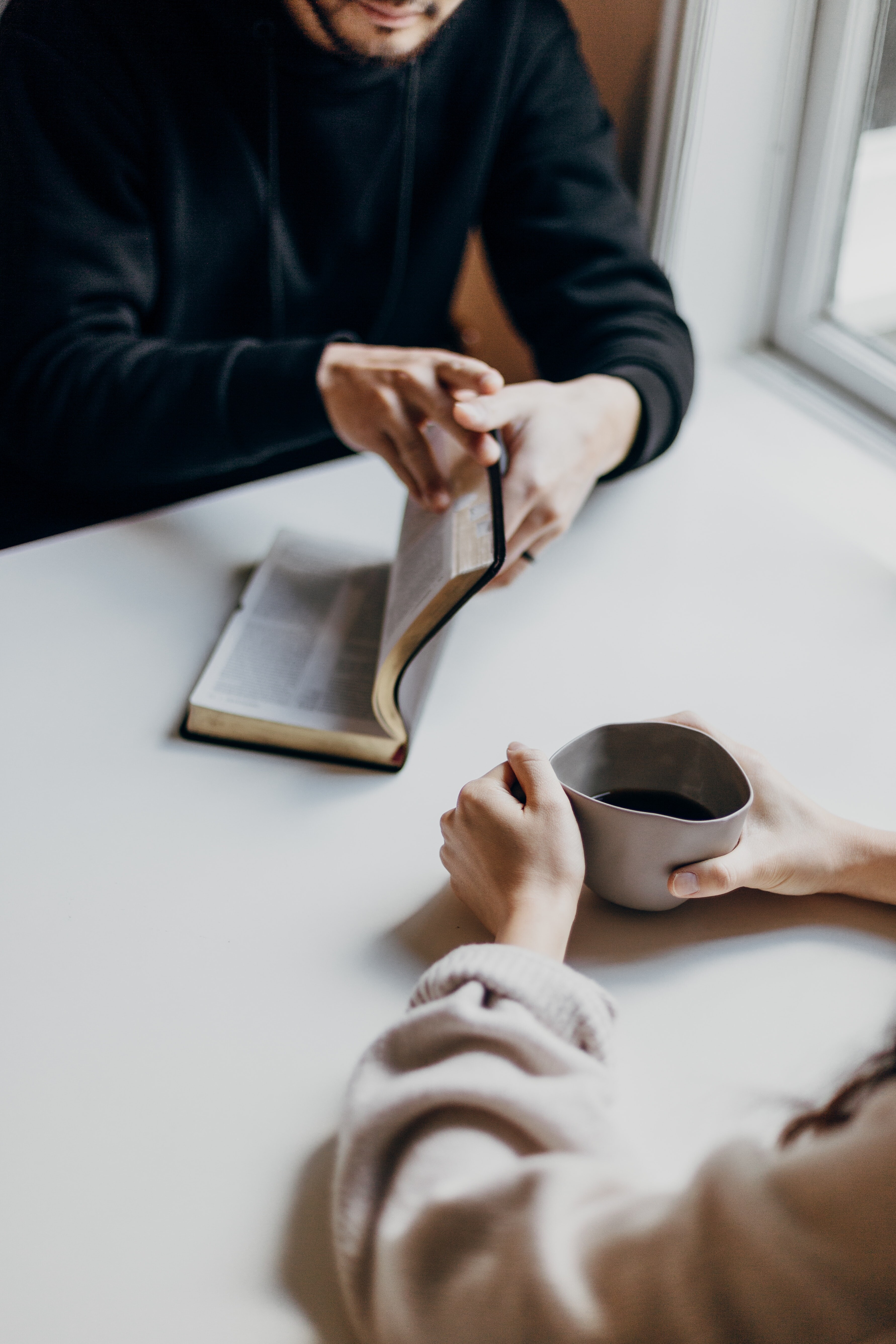 7 načinov, kako začeti pogovor z neznancem: v hipu boste pritegnili njegovo pozornost
