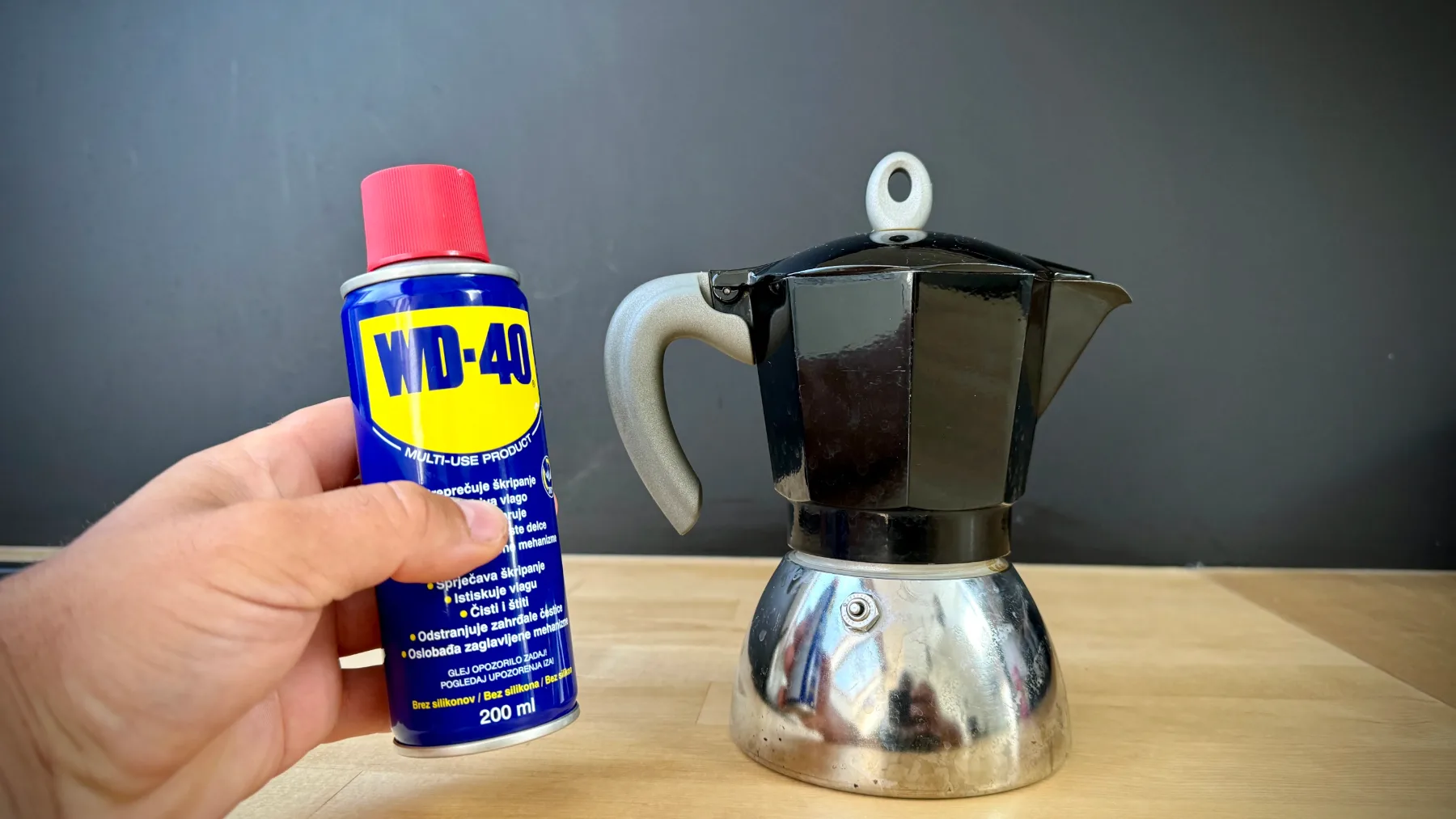 7 nepričakovanih načinov uporabe WD-40 v kuhinji, ki vam lahko prihranijo zajeten kupček denarja!