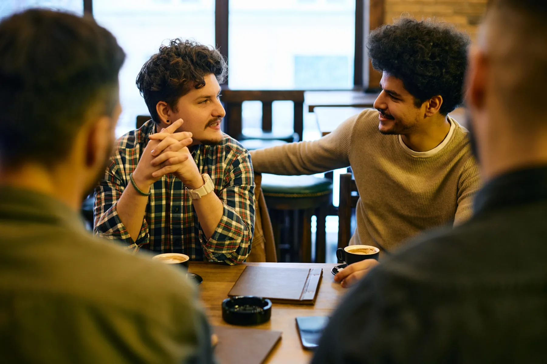 7 pogostih “small-talk” vprašanj, s katerimi si lahko naredite več škode kot koristi