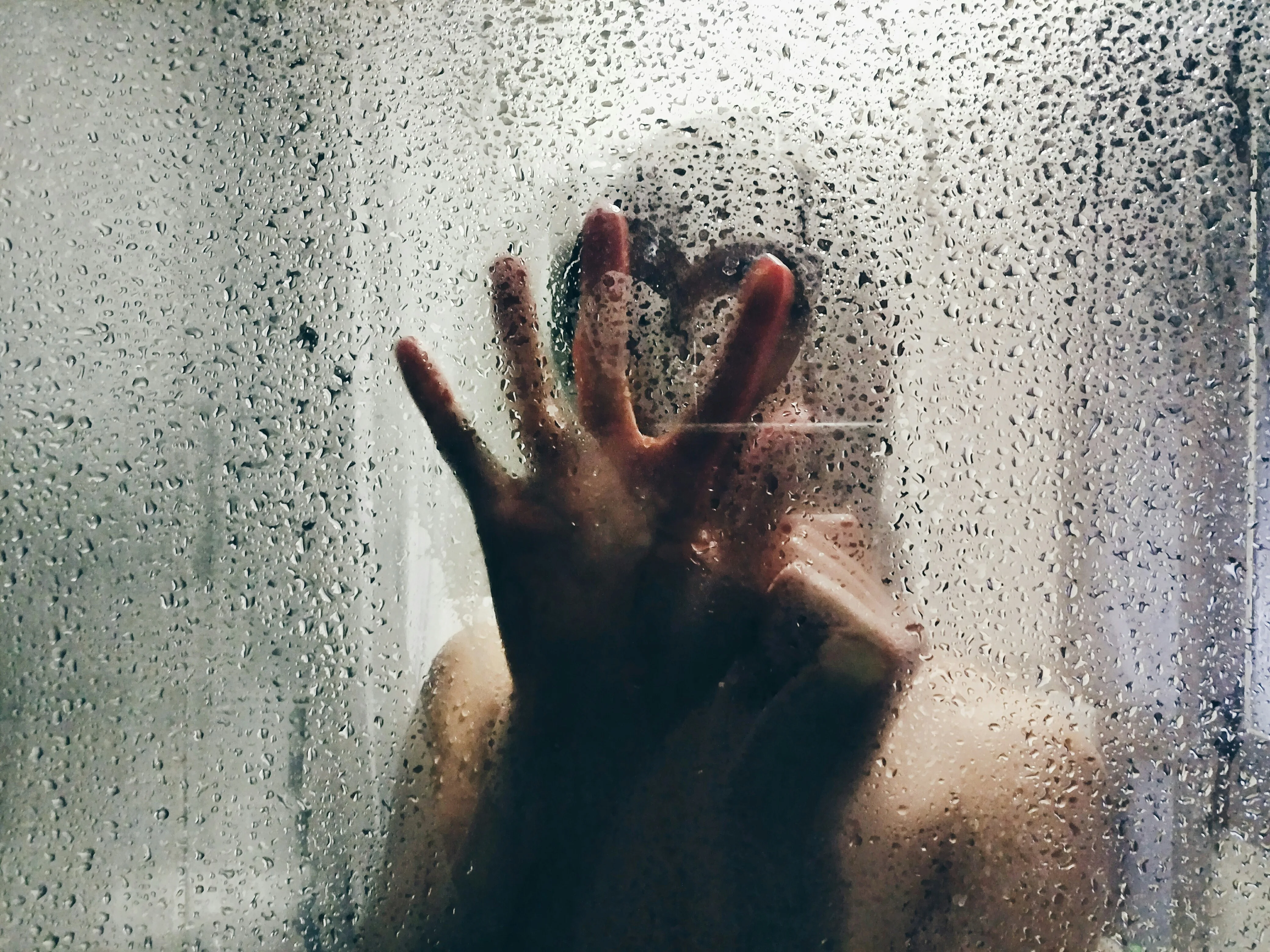 8 napak pri tuširanju, ki jih delate, ne da bi vedeli – nasveti dermatologov