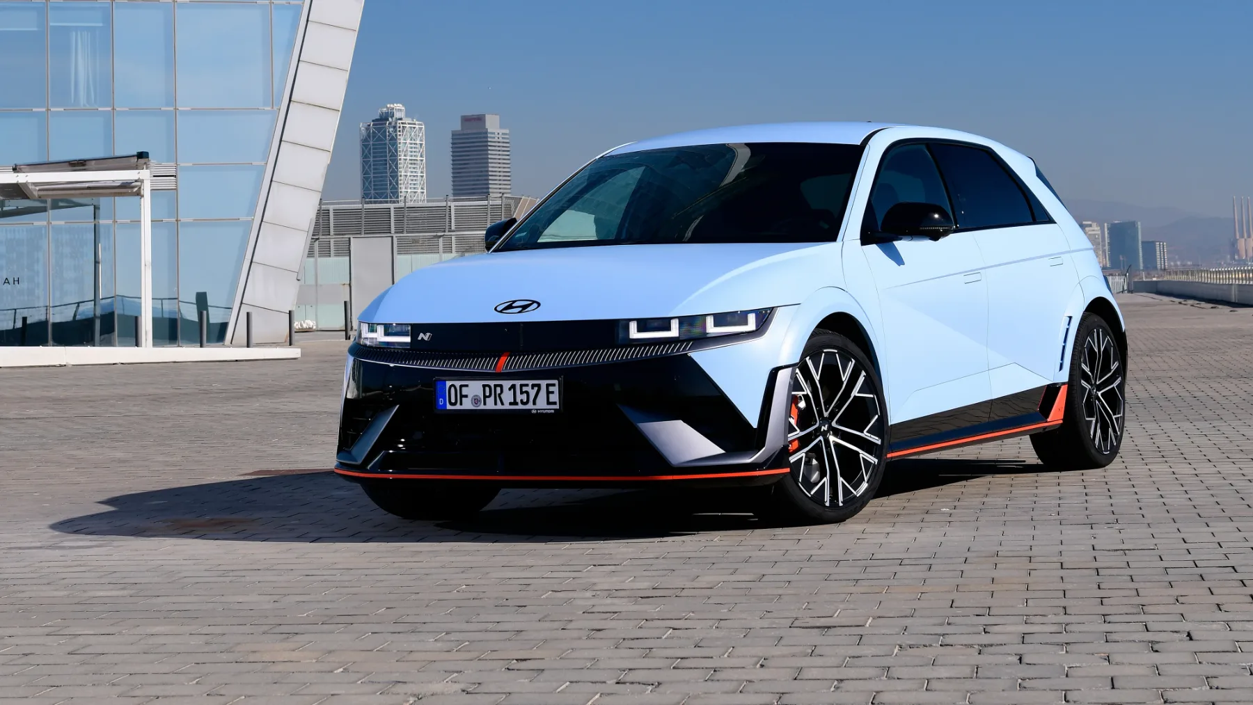 8+ odličnih električnih avtomobilov 2025, ki prekašajo Teslo v teh zadevah – slednja se zdi zastarela
