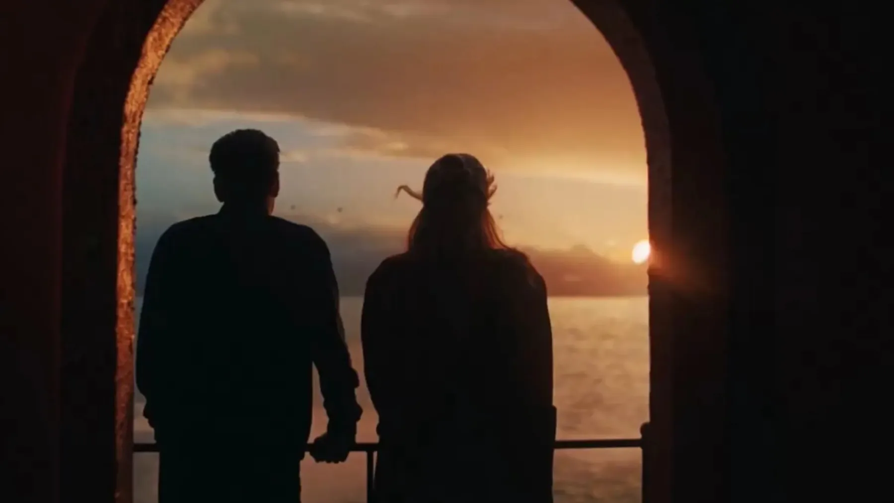 A Big Bold Beautiful Journey (2025): Margot Robbie in Colin Farrell potujeta skozi čas in ljubezen – ta film bo razbil vaša srca (in zlepil nazaj)