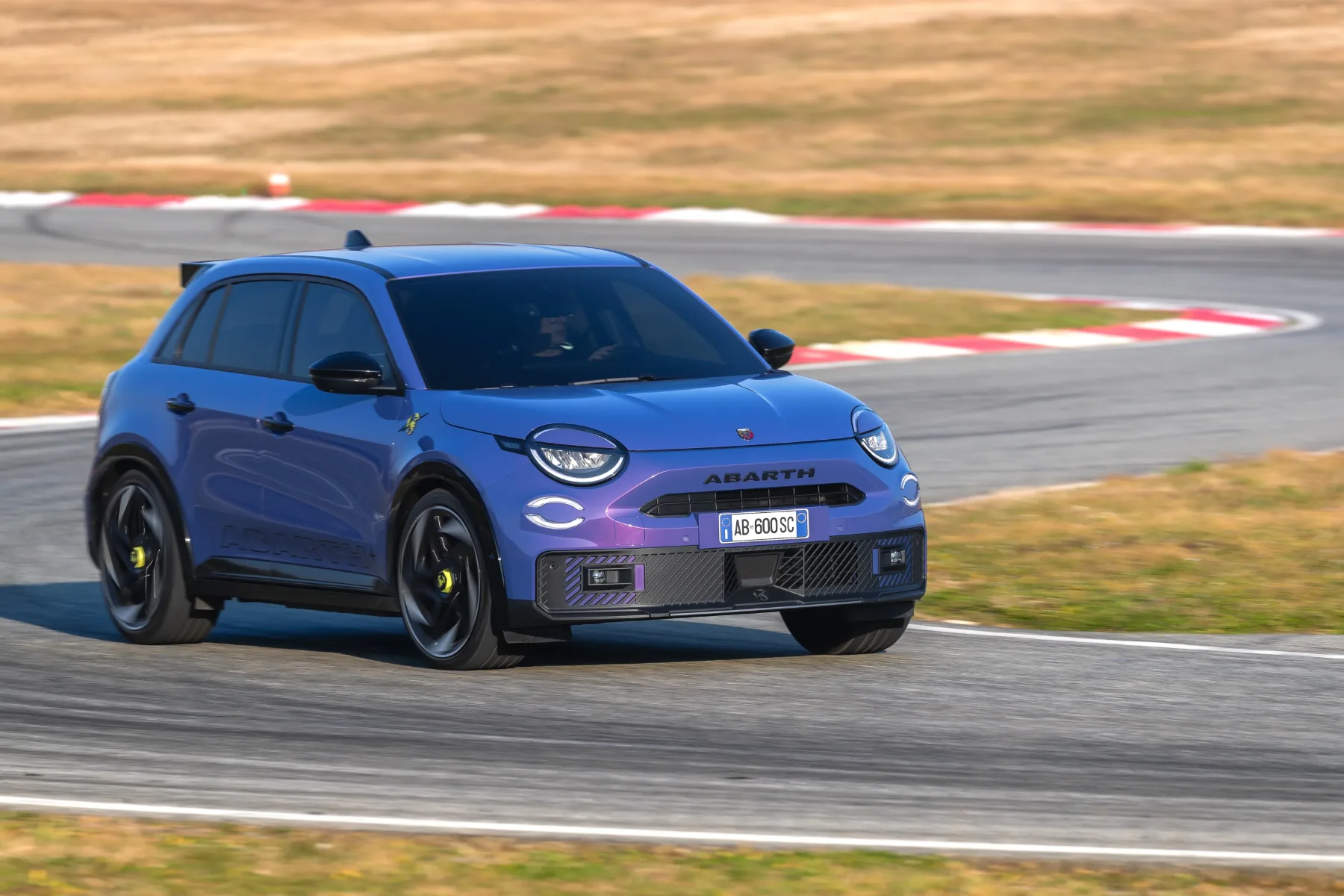 Abarth 600e: Najmočnejši Abarth vseh časov – Električni škorpijon z 280 konjskimi močmi!