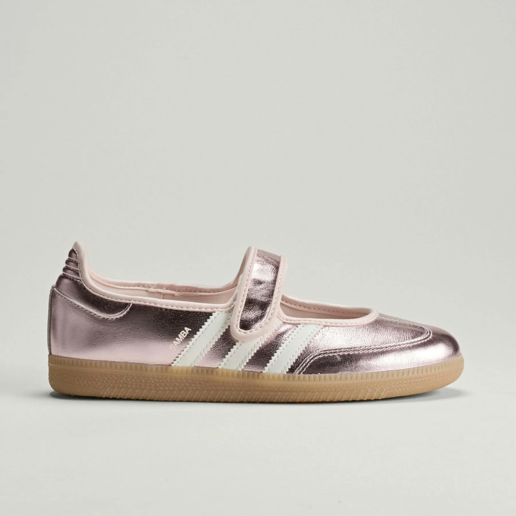 adidas Samba Mary Jane: Sijoča preobrazba kultne superge v baletno eleganco