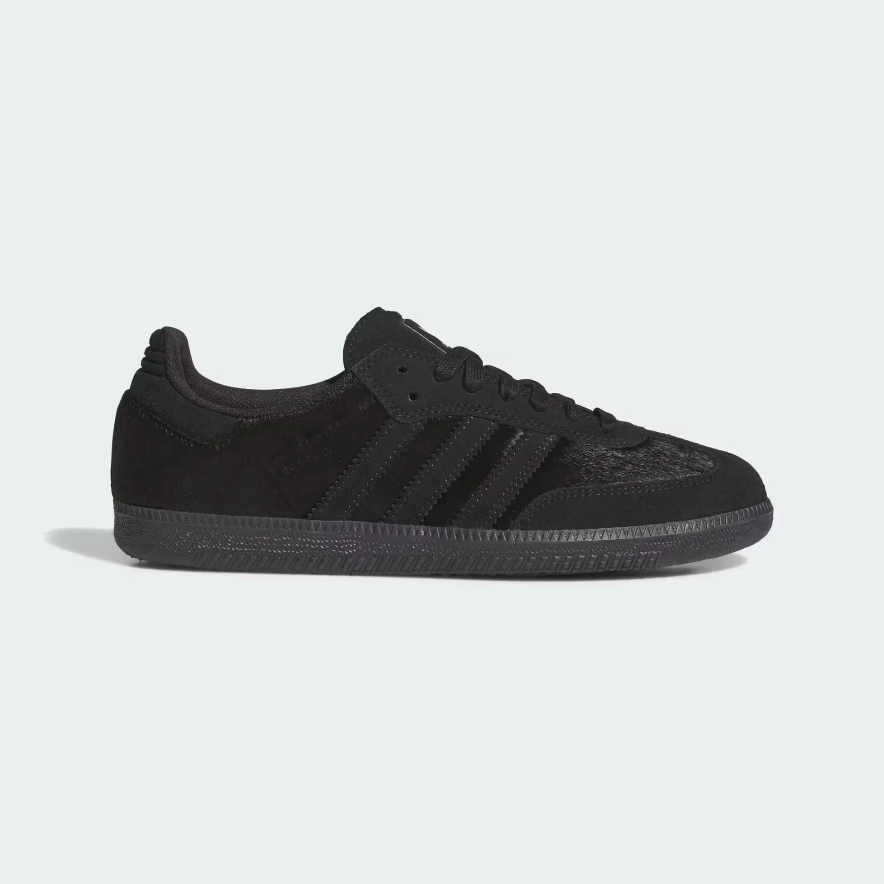 adidas Samba v črnem krznu: Najbolj divje superge sezone za urbano džunglo