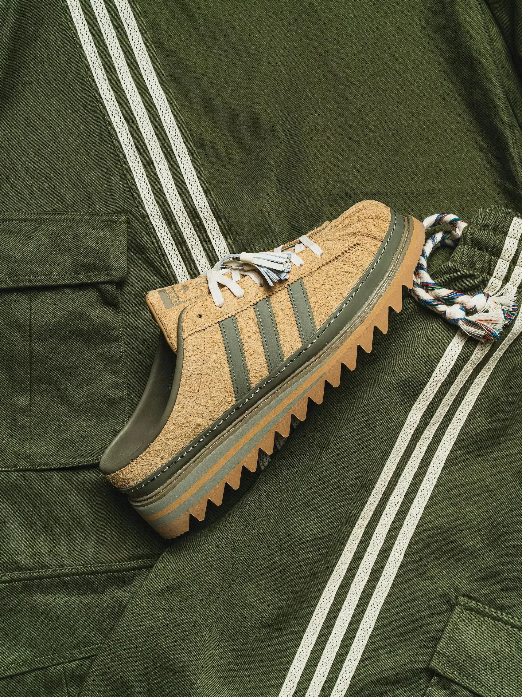 adidas Superstar v preobleki šik natikača: sodelovanje s CLOT briše meje med supergo in salonarjem