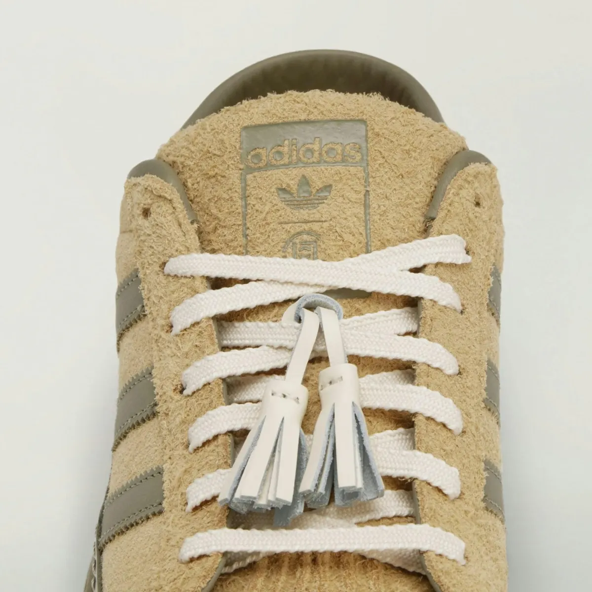 adidas Superstar v preobleki šik natikača: sodelovanje s CLOT briše meje med supergo in salonarjem – slika 2