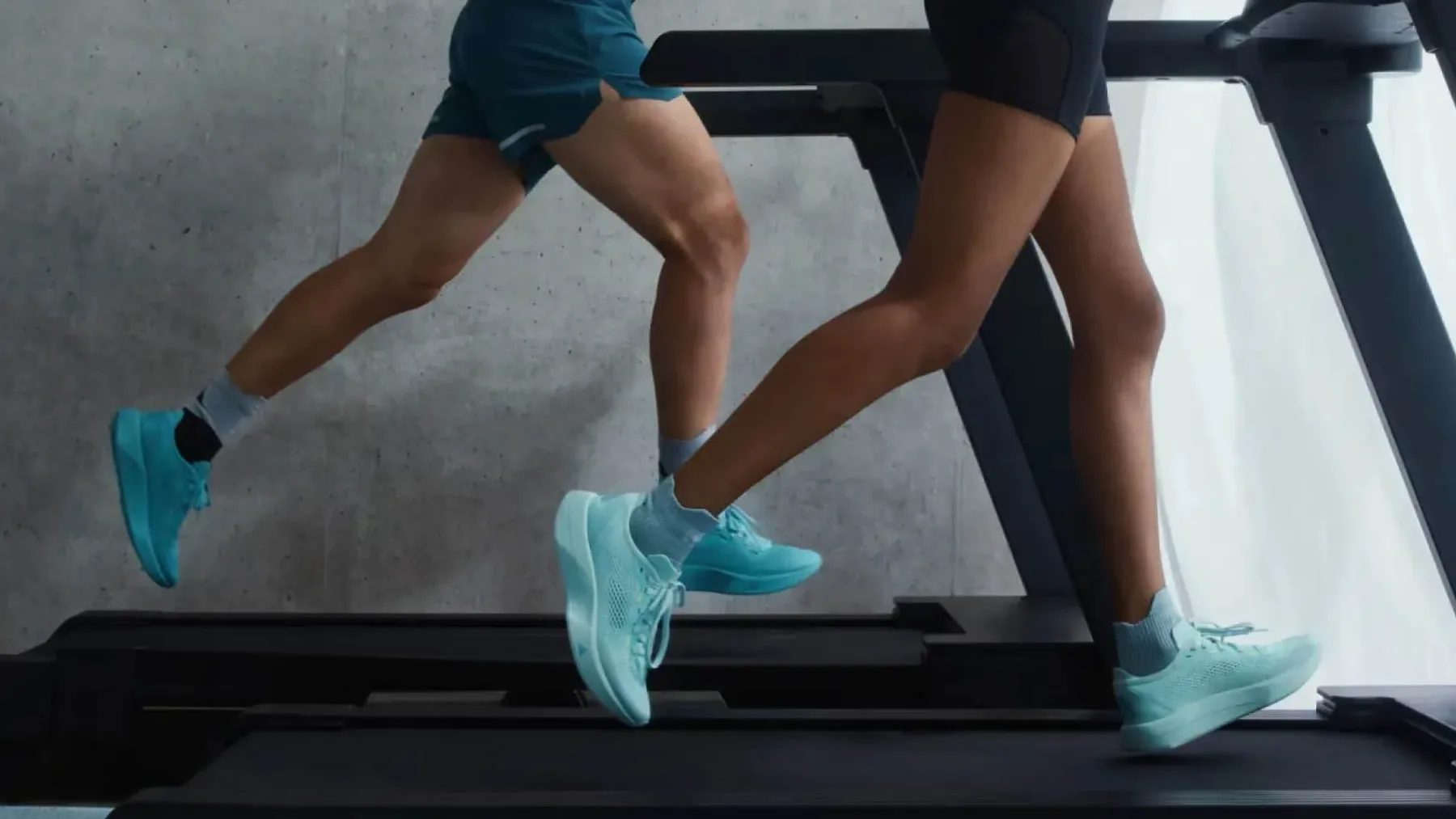 Adidas Treadflow: Prvi tekaški copat za tekalno stezo, ki diha, lebdi in ne pogreša asfalta