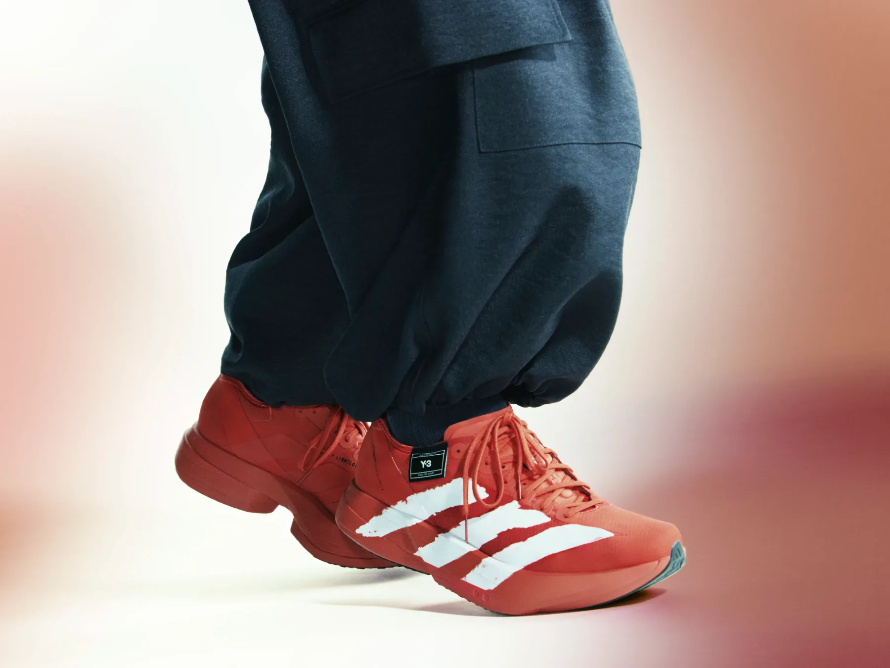 adidas Y-3 tekaška kolekcija jesen/zima 2025: ko športna funkcionalnost sreča modno poetiko