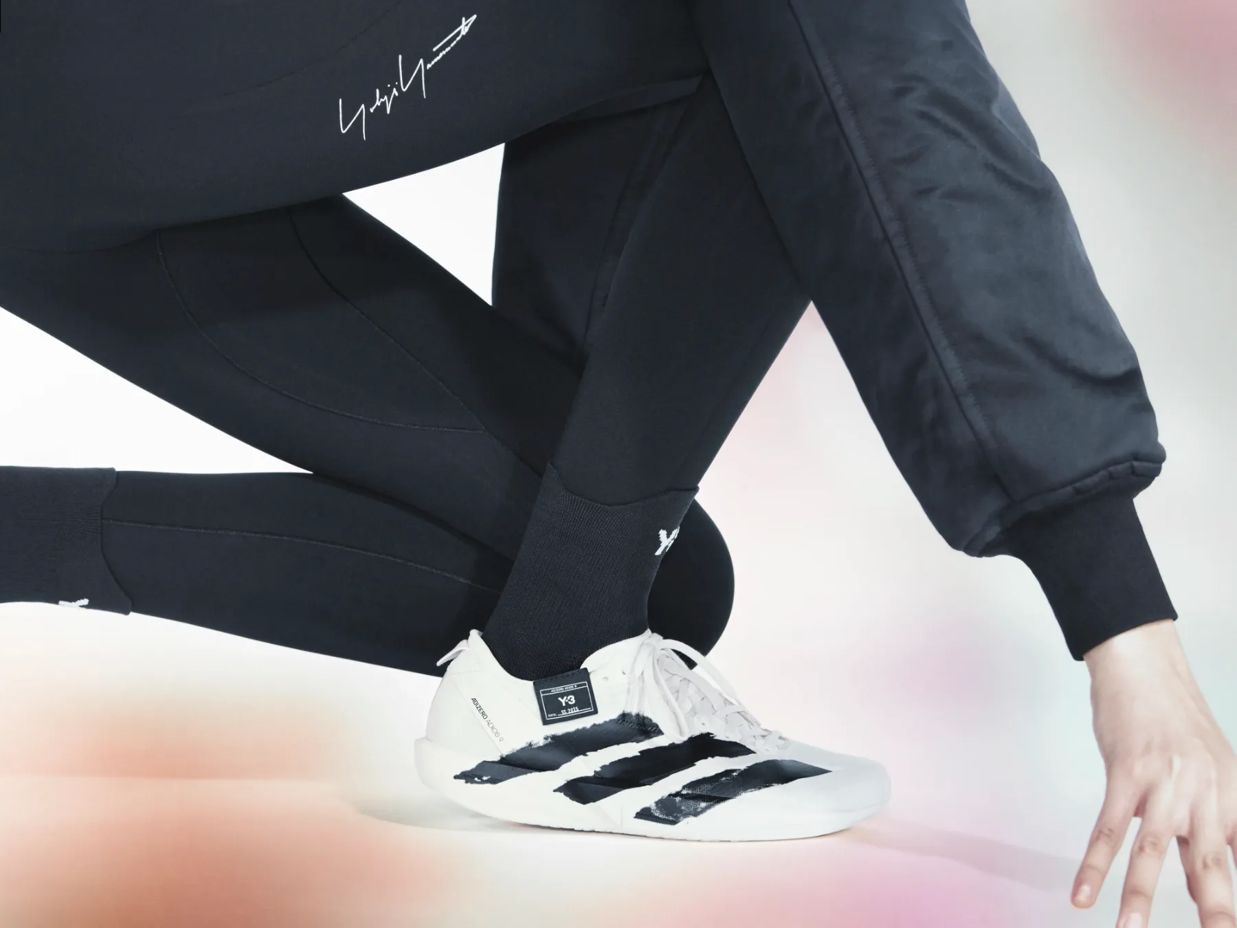 adidas Y-3 tekaška kolekcija jesen/zima 2025: ko športna funkcionalnost sreča modno poetiko