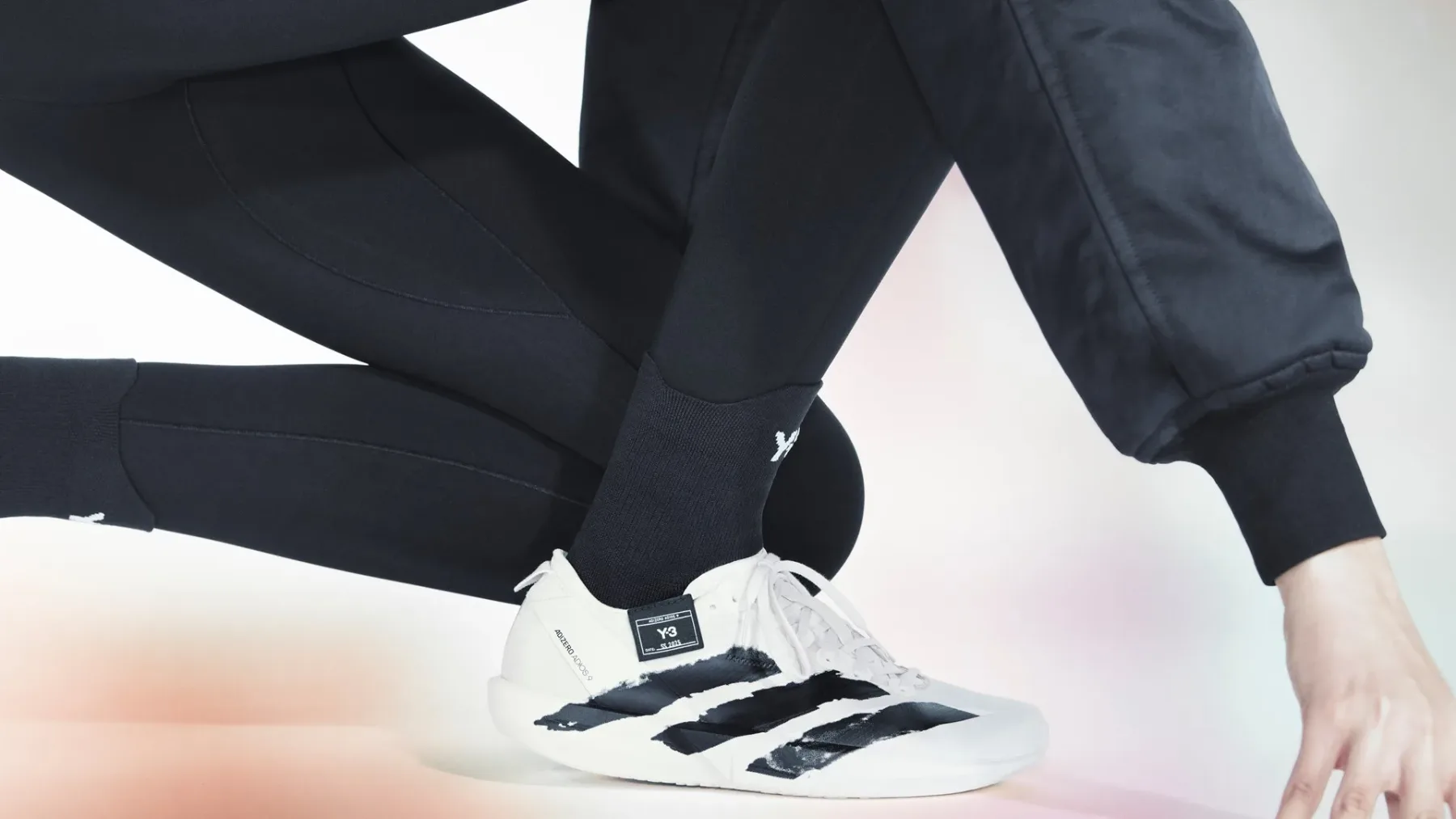 adidas Y-3 tekaška kolekcija jesen/zima 2025: ko športna funkcionalnost sreča modno poetiko