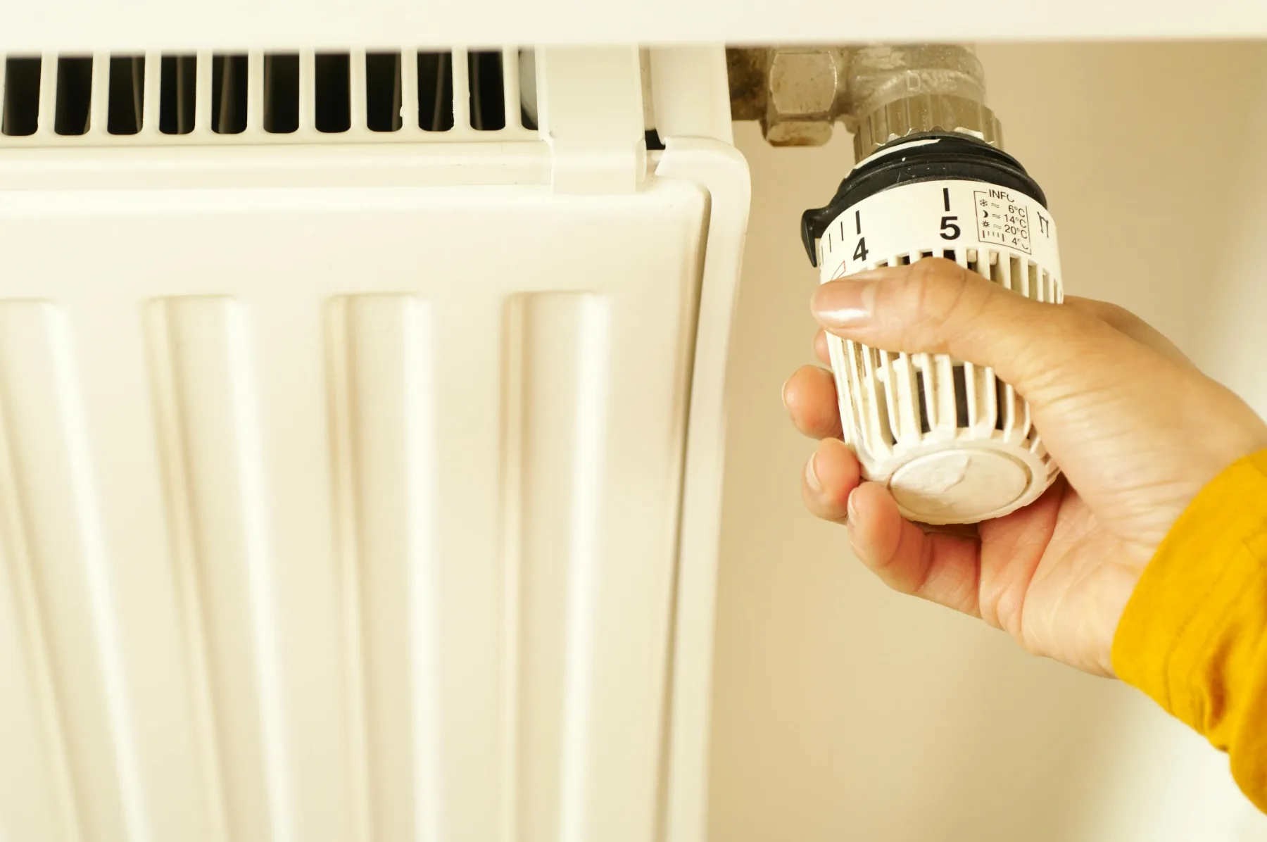 Adijo, visoki računi za ogrevanje! Razkrivamo, kaj pomenijo številke na radiatorskem ventilu in kako vam lahko prihranijo denar